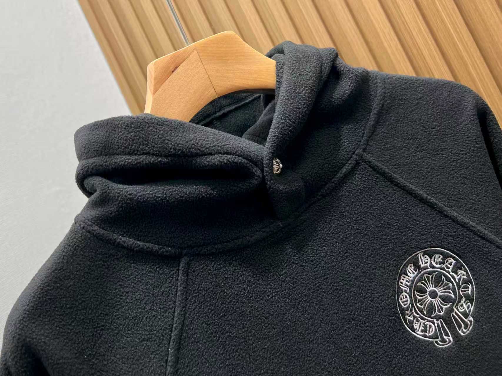 Hooded long-sleeve sweatshirt, soft cotton, warm and breathable. Versatile for casual wear or layering. Available in black, sizes S-M-L.-Big cat