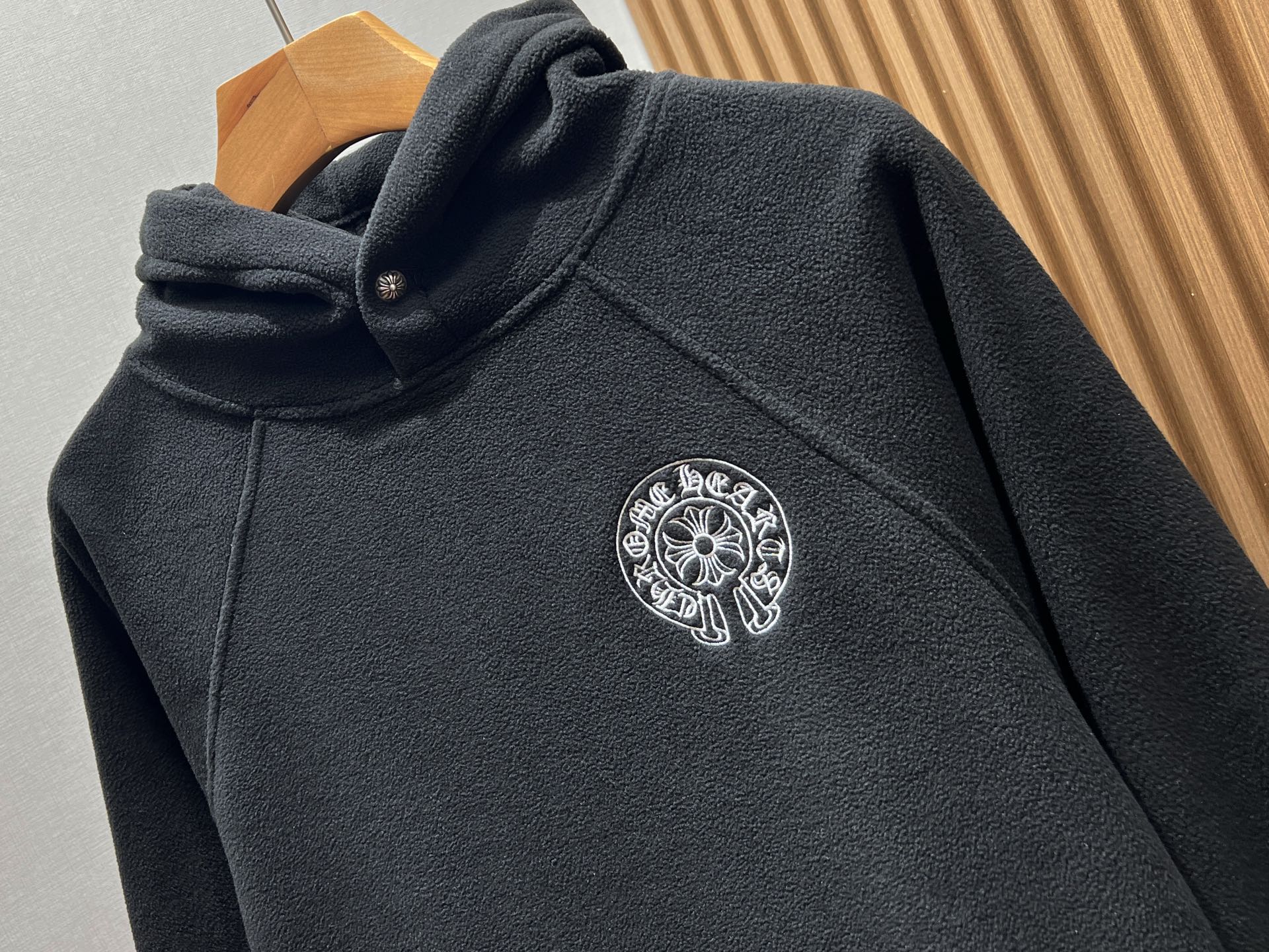 Hooded long-sleeve sweatshirt, soft cotton, warm and breathable. Versatile for casual wear or layering. Available in black, sizes S-M-L.-Big cat