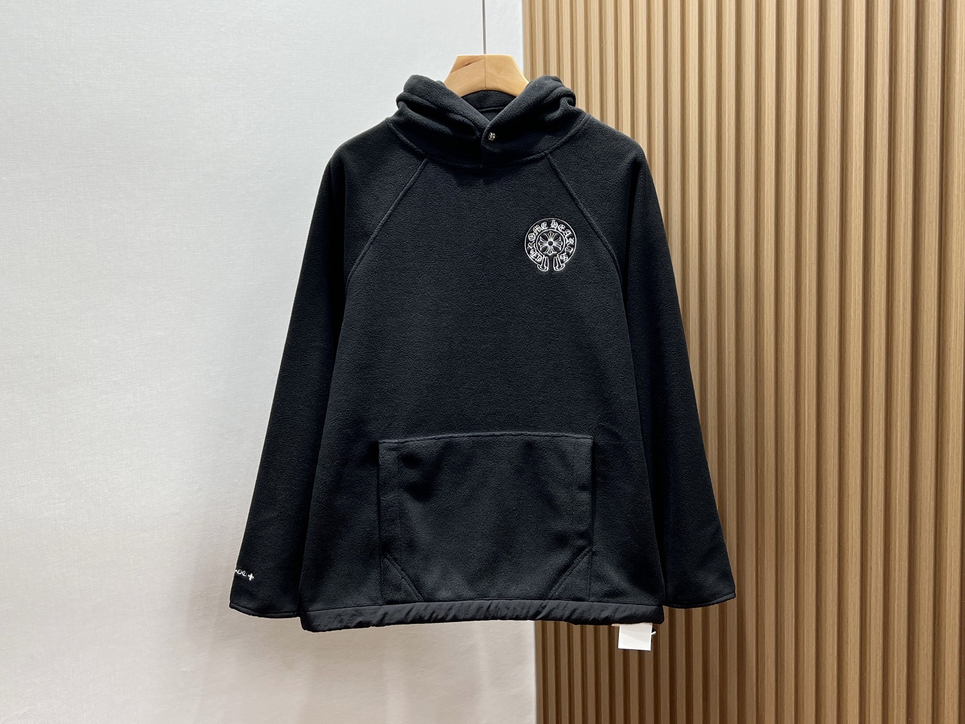 Hooded long-sleeve sweatshirt, soft cotton, warm and breathable. Versatile for casual wear or layering. Available in black, sizes S-M-L.-Big cat