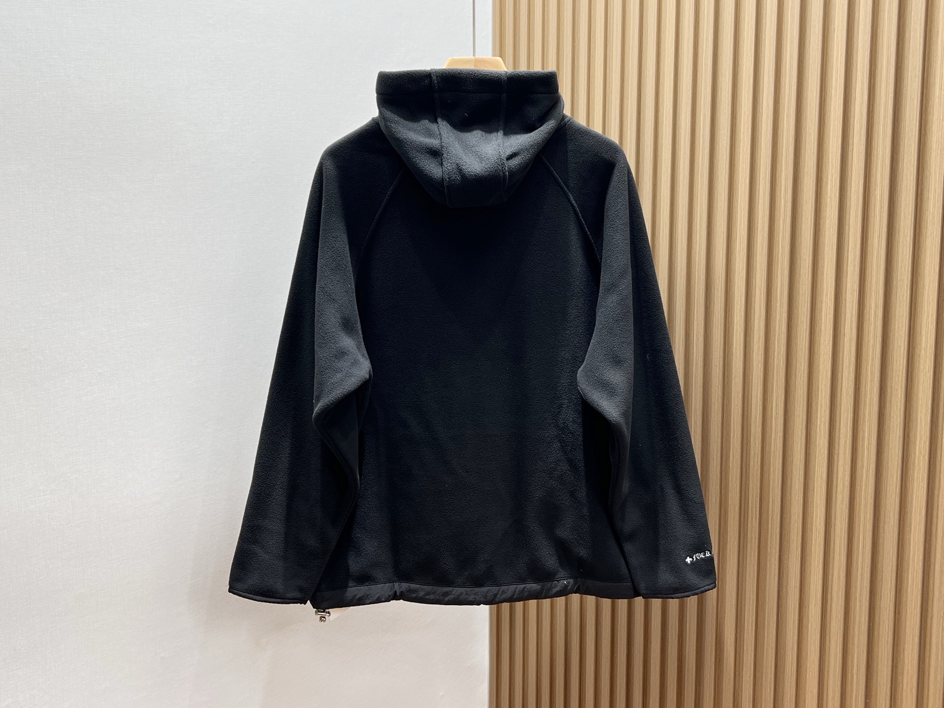Hooded long-sleeve sweatshirt, soft cotton, warm and breathable. Versatile for casual wear or layering. Available in black, sizes S-M-L.-Big cat