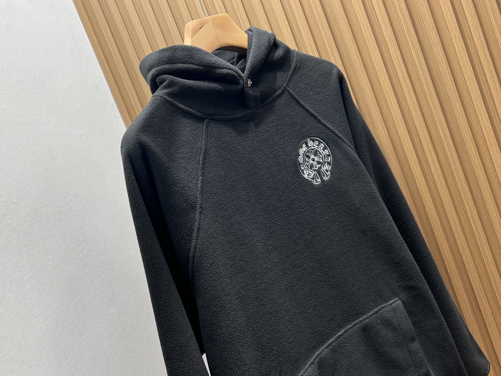 Hooded long-sleeve sweatshirt, soft cotton, warm and breathable. Versatile for casual wear or layering. Available in black, sizes S-M-L.-Big cat