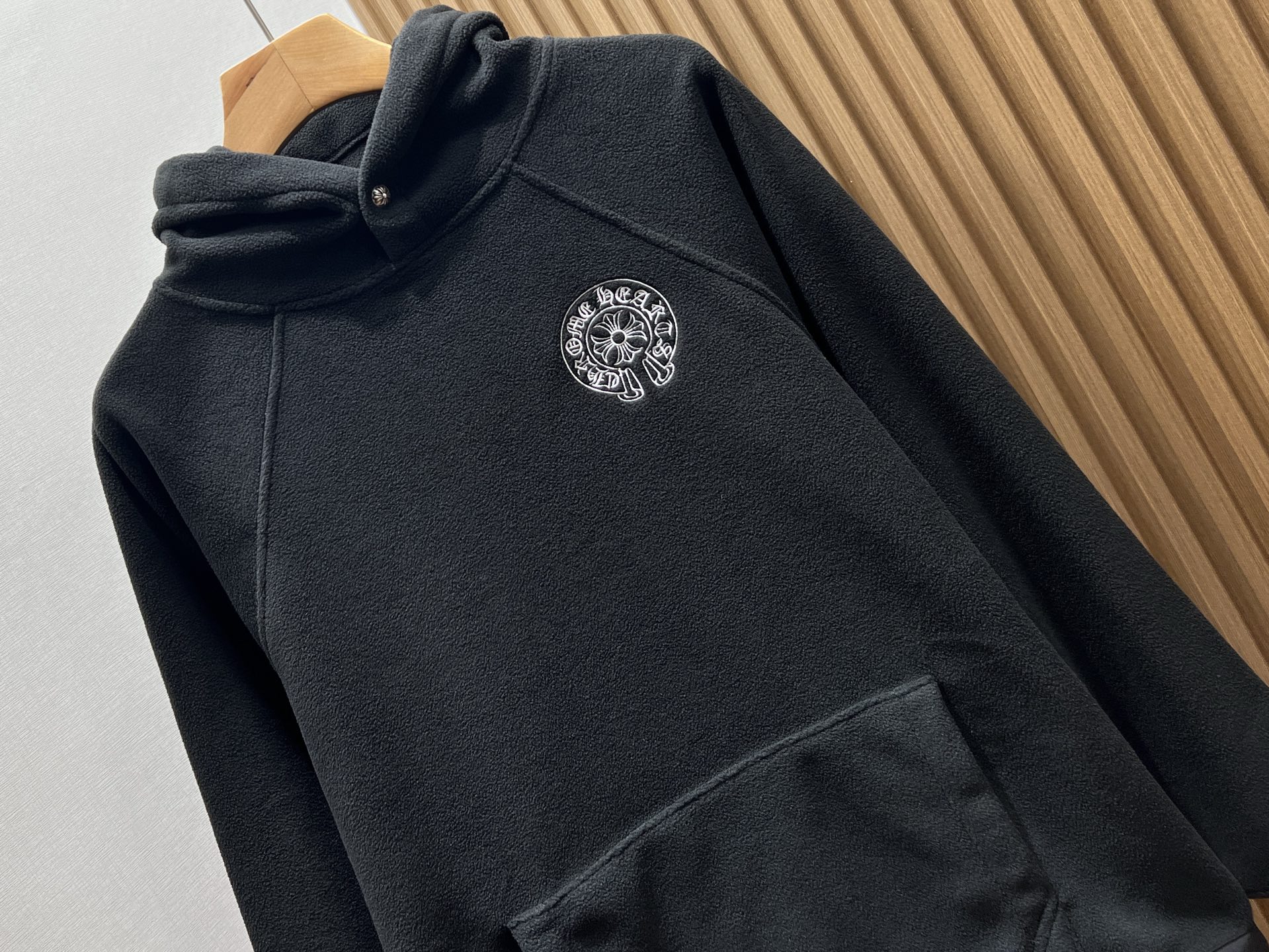 Hooded long-sleeve sweatshirt, soft cotton, warm and breathable. Versatile for casual wear or layering. Available in black, sizes S-M-L.-Big cat