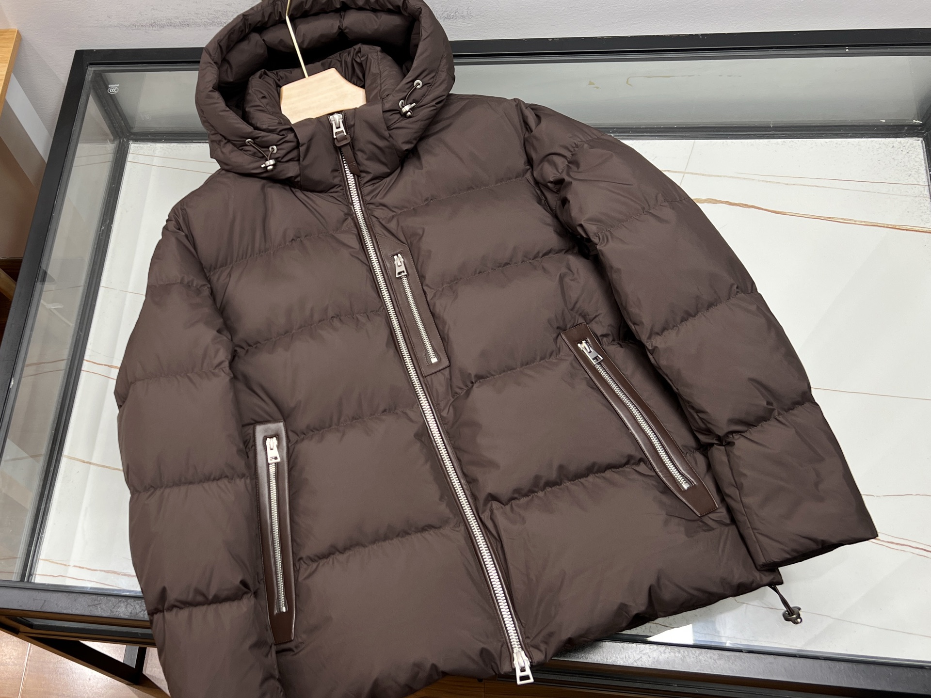 NO:637172,-25SSTF new high-end fluffy men's mid-length down jacket for autumn and winter; hard to find limited edition craftsmanship, technology, lightness, the most stylish high-end elements, great for matching!  The top luxury designer brand creates tasteful men's ready-to-wear. The high-energy point of TF is the precise control of tailoring and fabrics. The designers show charming designs. The new fall and winter product TF men's shirt collar is straight down and the material is made of high-density nylon.  Lining material 00, nylon gallbladder straight-through without gallbladder, filling 90% white duck down, down content 84.3, fill power 700 Puff patchwork leather. We use custom-made environmentally friendly hydrolysis-resistant sheep grain implant leather, which does not color transfer and has a peel strength of 2.5 kg. It is scratch-resistant, anti-oxidation, and cold-resistant./General domestic industry standard clothing leather peeling degree is 1.5 kg. The national standard. Ours is 2.5  Kg. far exceeds the national standard. The entire TF original leather custom-made jacket is designed with handmade square blocks, which will not appear bloated. The upper body is light and comfortable, with full and sufficient filling. The thermal insulation performance is not a problem. You can feel the strong warmth in the upper body. It has an enhanced cold-resistant and temperature-locking effect, and there is no sense of weight at all. It easily demonstrates high-end luxury status and class. A must-have high-end jacket for men!  Ready for sale coffee/black 48-50-52-54-56-58, men's clothing, tom ford, jackets & coats, jackets & coats, shirts, down jacket, alexander wang19860909-25SSTF秋冬新款高端蓬松男士中长羽绒夹克外套；难的以求限量版工艺科技轻薄最为逼格高端元素,搭配穿着非常出色！ 顶级高奢设计师品牌,所塑造的男性成衣是有品位,TF的高能点,对剪裁和面料的精准把控,设计师展现魅力十足设计 秋冬新品TF男士衬衫领直冲羽绒面料成分高密锦纶 里料00,锦纶胆布无胆直冲,填充物90白鸭绒,绒子含量84.3,蓬松度700蓬拼料皮革我们采用的是定制环保耐水解羊纹植入皮,不色迁,剥离强度大到2.5公斤耐刮,抗氧化,抗寒./一般国内业态标准服装皮革剥离度是1.5公斤国家标准.我们是2.5公斤.远超国家标准.TF原版皮革定制整件夹克采用人工手工方格块设计,不会显得臃肿上身轻盈舒适,填充量饱满充足,保暖性能不在话下,上身便能感受到浓浓的暖意,拥有着强化的抗寒锁温效果,毫无负重感可言,轻松彰显出高奢身份与档次感,男士必入高端夹克！ 现货发售咖啡/黑色48-50-52-54-56-58,男装,tom ford,jackets & coats,jackets & coats,shirts,down jacket,alexander wang,Women's clothing