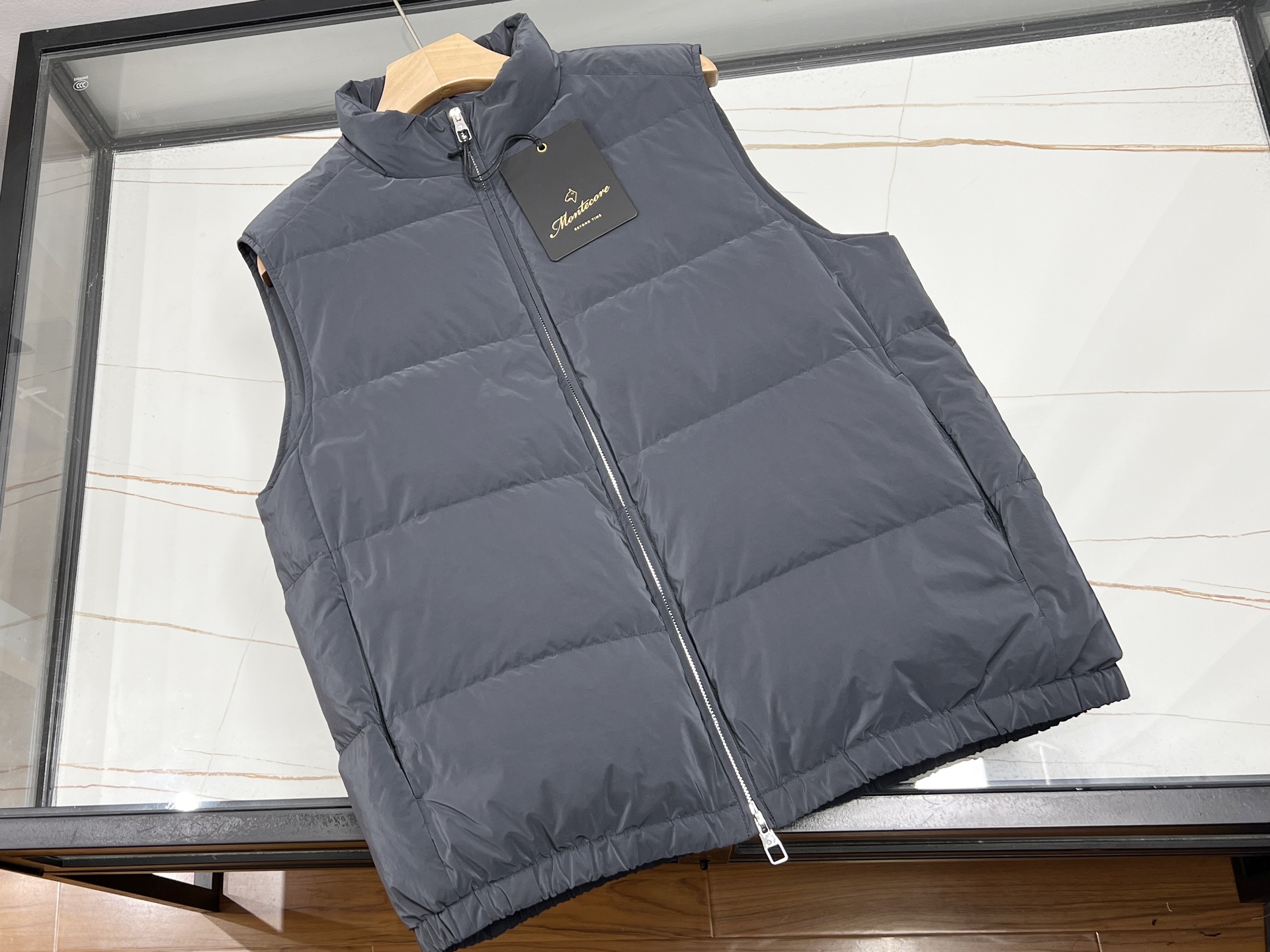 NO:714397,-25SS————Authentic purchasing agent montecore is a high-grade synthetic silk fabric from GSI Co., Ltd., a well-known Japanese chemical fiber yarn supplier. It is made of extremely fine polyamide yarn mixed with cuprammonium yarn. This combination of yarns makes the fabric lighter and softer while also having extremely high molding power. It can be soft while taking into account the skinny styling needs of the clothes. This fabric is specially made to have a micro-suede feel, which is also comfortable when touched in winter.  It will not feel cold, and can withstand light rain, snow and other application scenarios, ensuring the water resistance and breathability in these scenarios. Japanese GSI fabrics are still very user-friendly in terms of practical details. The appearance of this puppy series is all made of the latest technological fabrics from GSI Co., Ltd., and is made with precision. The interior is still filled with top million grade goose down, and the workmanship at the textbook level will make you who pursue the ultimate details marvel at the perfection!  Available in stock, two colors 48-50-52-54, men's clothing, real silk,19860909-25SS————正品代购montecore来自日本知名化纤纱线供应商GSI株式会社的高级合成仿真丝面料,由聚酰胺极细的纱线混合铜氨丝纱线,这个纱线的组合让面料更轻巧更柔软同时又又了极高的塑造力,可以在柔软的同时兼顾了衣服的骨感造型需求,这个面料在制作是特意做成了微绒面的触感,在冬季手摸上去时也不会感觉冰冷,且可以抵挡小雨,下雪等应用场景,保证在这些场景里的房水性与透气性,日本GSI面料在实用细节方面的考量还是非常人性化的,小狗这组系列外表全部采用GSI株式会社的这组最新的科技面料,精工细作而成,内里依旧填充顶级百万级鹅绒,依然教科书级别的做功让最追求极致细节的你也感叹惊鸿一蹩的完美！ 现货发售二色48-50-52-54,男装,real silk,,Women's clothing