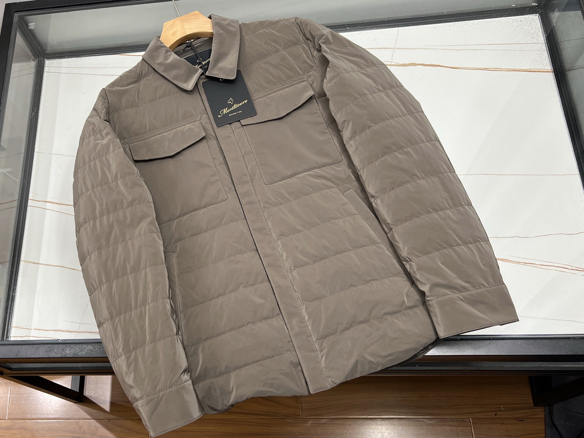 NO:714389,-25SS————Authentic purchase of Montecore shirt down is an advanced synthetic silk fabric from GSI Co., Ltd., a well-known Japanese chemical fiber yarn supplier. It is made of extremely fine polyamide yarn mixed with cuprammonium yarn. This combination of yarns makes the fabric lighter and softer while also having extremely high molding power. It can be soft while taking into account the skinny styling needs of the clothes. This fabric is specially made to have a micro-suede feel, which can be touched by hand in winter.  It will not feel cold at all times, and can withstand light rain, snow and other application scenarios, ensuring aqueous properties and breathability in these scenarios. Japanese GSI fabrics are still very user-friendly in terms of practical details. The appearance of this puppy series is all made of the latest technological fabrics from GSI Co., Ltd., and is made with precision. The interior is still filled with top-grade million-grade goose down, and the workmanship at the textbook level will make you who pursue the ultimate details marvel at the perfection!  Available now in two colors 48-50-52-54, men's clothing, shirts, down jacket, real silk,19860909-25SS————正品代购montecore衬衫羽绒来自日本知名化纤纱线供应商GSI株式会社的高级合成仿真丝面料,由聚酰胺极细的纱线混合铜氨丝纱线,这个纱线的组合让面料更轻巧更柔软同时又又了极高的塑造力,可以在柔软的同时兼顾了衣服的骨感造型需求,这个面料在制作是特意做成了微绒面的触感,在冬季手摸上去时也不会感觉冰冷,且可以抵挡小雨,下雪等应用场景,保证在这些场景里的房水性与透气性,日本GSI面料在实用细节方面的考量还是非常人性化的,小狗这组系列外表全部采用GSI株式会社的这组最新的科技面料,精工细作而成,内里依旧填充顶级百万级鹅绒,依然教科书级别的做功让最追求极致细节的你也感叹惊鸿一蹩的完美！ 现货发售二色48-50-52-54,男装,shirts,down jacket,real silk,,Women's clothing