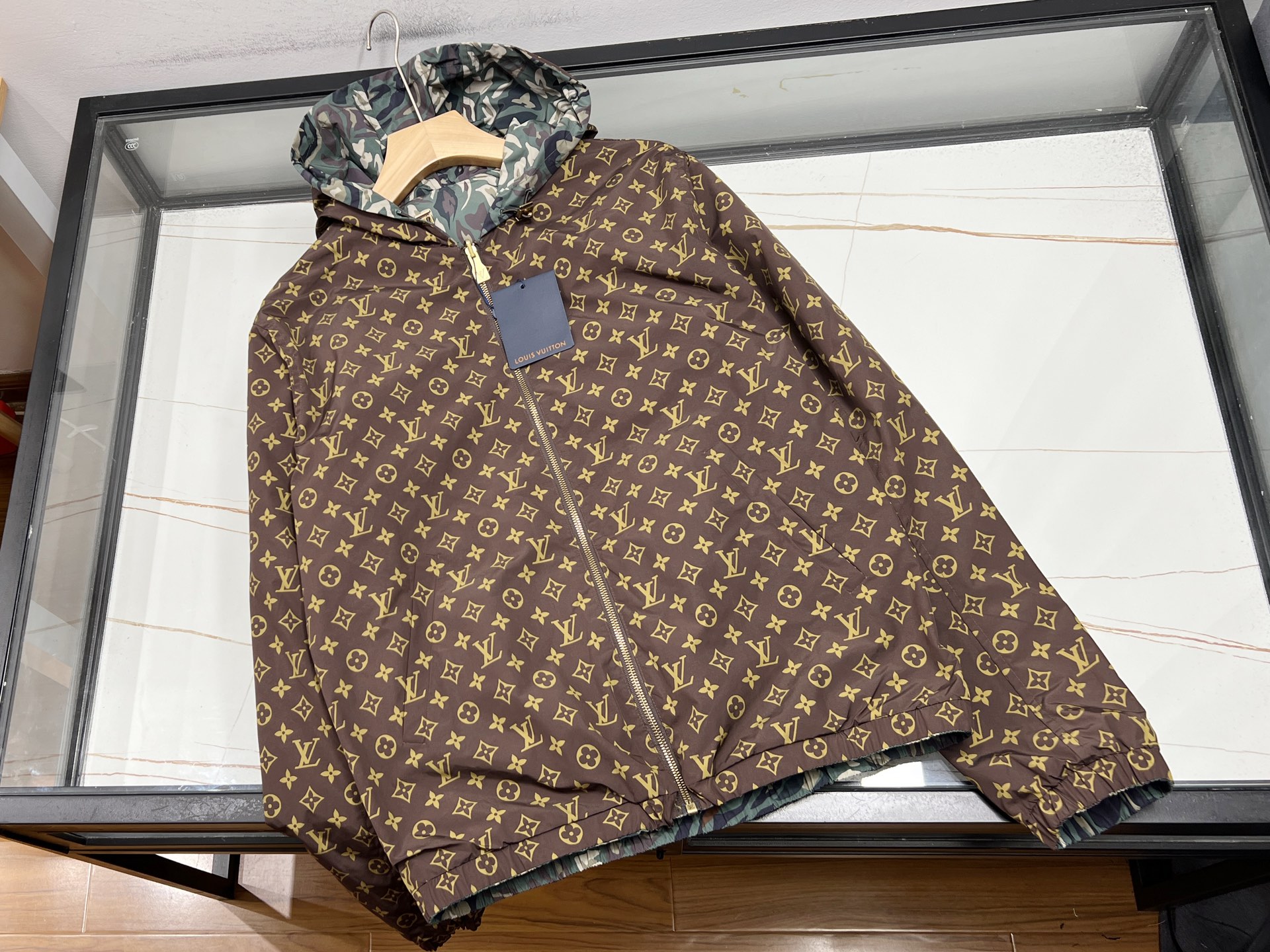 NO:720392,-25SS——Double-sided printed men’s and women’s windbreaker is the perfect fusion of fashion and personality. This double-sided printed men’s and women’s windbreaker is undoubtedly the darling of the fashion industry. It breaks tradition and adopts a unique double-sided printing design. One side is a warm and bold geometric pattern, showing vitality and uninhibitedness; the other side is an elegant and literary floral element, exuding gentleness and romance. The two styles can be switched at will to meet the needs of different occasions.  In terms of style, it is neatly cut and has smooth lines, which not only shows a straight figure but is not too restrictive. It is made of high-quality fabrics, feels soft and crisp, and has good windproof performance. Whether you are going out daily, commuting at work, or traveling, wearing it will instantly enhance your temperament, allowing you to stand out from the crowd and easily interpret your own fashion attitude. Available now in blue XS-S-M-L, Louis Vuitton-clothing, louis vuitton,19860909-25SS———双面印花男女风衣时尚与个性的完美融合这款双面印花男女风衣,无疑是时尚界的宠儿.它打破传统,采用独特的双面印花设计,一面是热烈张扬的几何图案,彰显活力与不羁；另一面则是淡雅文艺的花卉元素,散发着温柔与浪漫.两种风格随意切换,满足不同场合需求. 版型上,它剪裁利落,线条流畅,既显挺拔身姿,又不会过于束缚.优质面料,手感柔软且挺括,具备良好的防风性能.无论是日常出街、职场通勤,还是旅行出游,穿上它,瞬间提升气质,让你在人群中脱颖而出,轻松演绎属于自己的时尚态度. 现货发售蓝色XS-S-M-L,路易威登-服装,louis vuitton,,Women's clothing