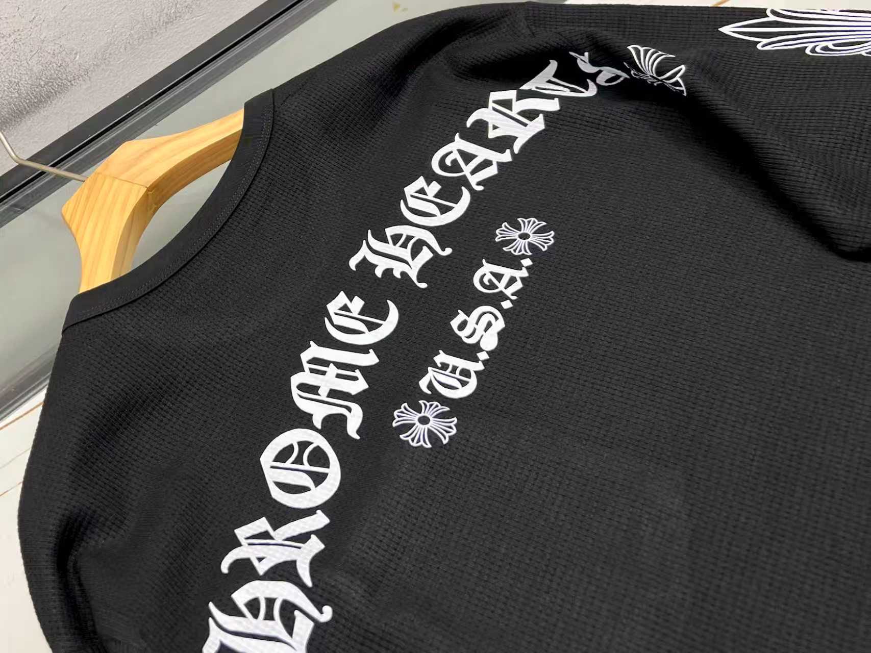 P255-25SS printed long sleeve unisex fashion top. Soft, breathable fabric. Versatile for casual or work wear. Available in black, sizes S-M-L.-Big cat