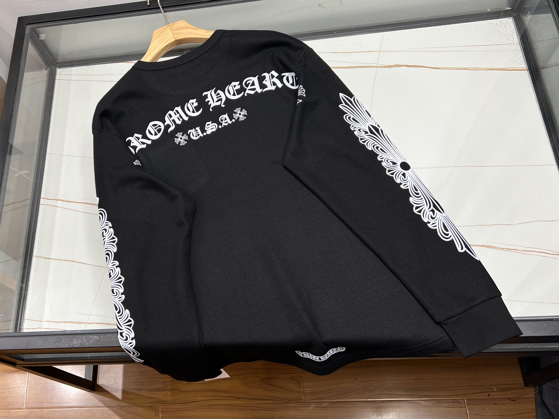 P255-25SS printed long sleeve unisex fashion top. Soft, breathable fabric. Versatile for casual or work wear. Available in black, sizes S-M-L.-Big cat