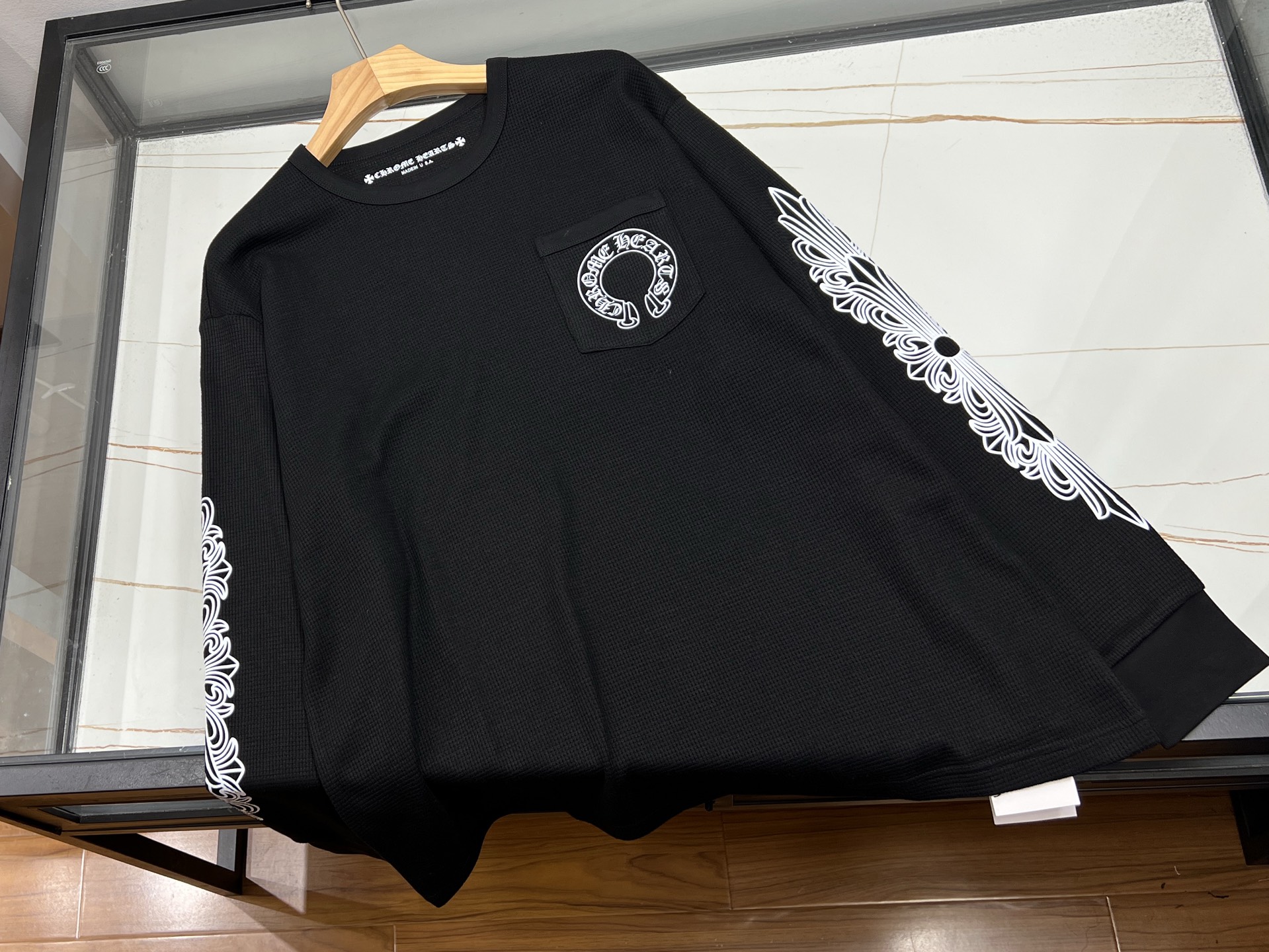 P255-25SS printed long sleeve unisex fashion top. Soft, breathable fabric. Versatile for casual or work wear. Available in black, sizes S-M-L.-Big cat