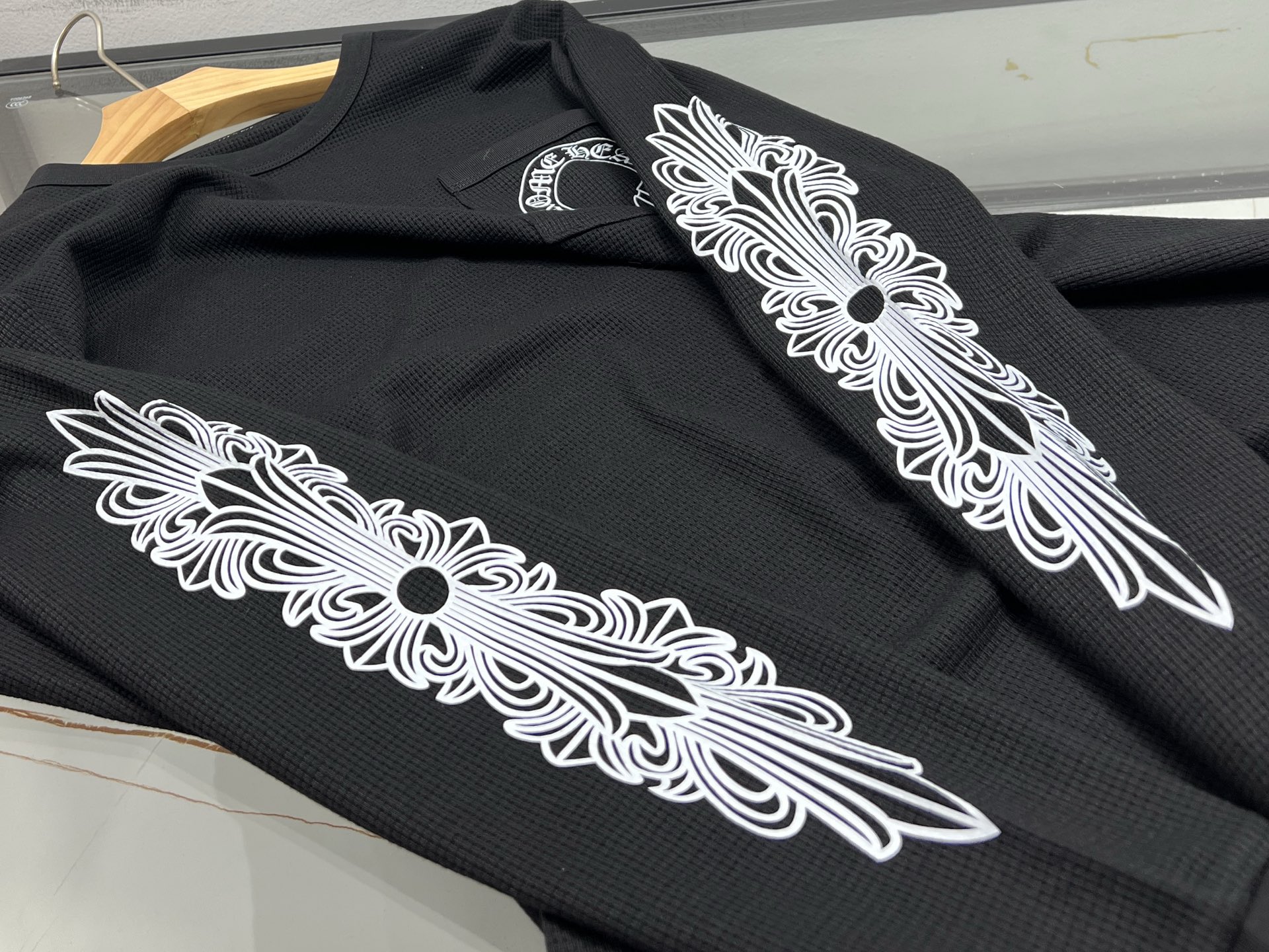 P255-25SS printed long sleeve unisex fashion top. Soft, breathable fabric. Versatile for casual or work wear. Available in black, sizes S-M-L.-Big cat