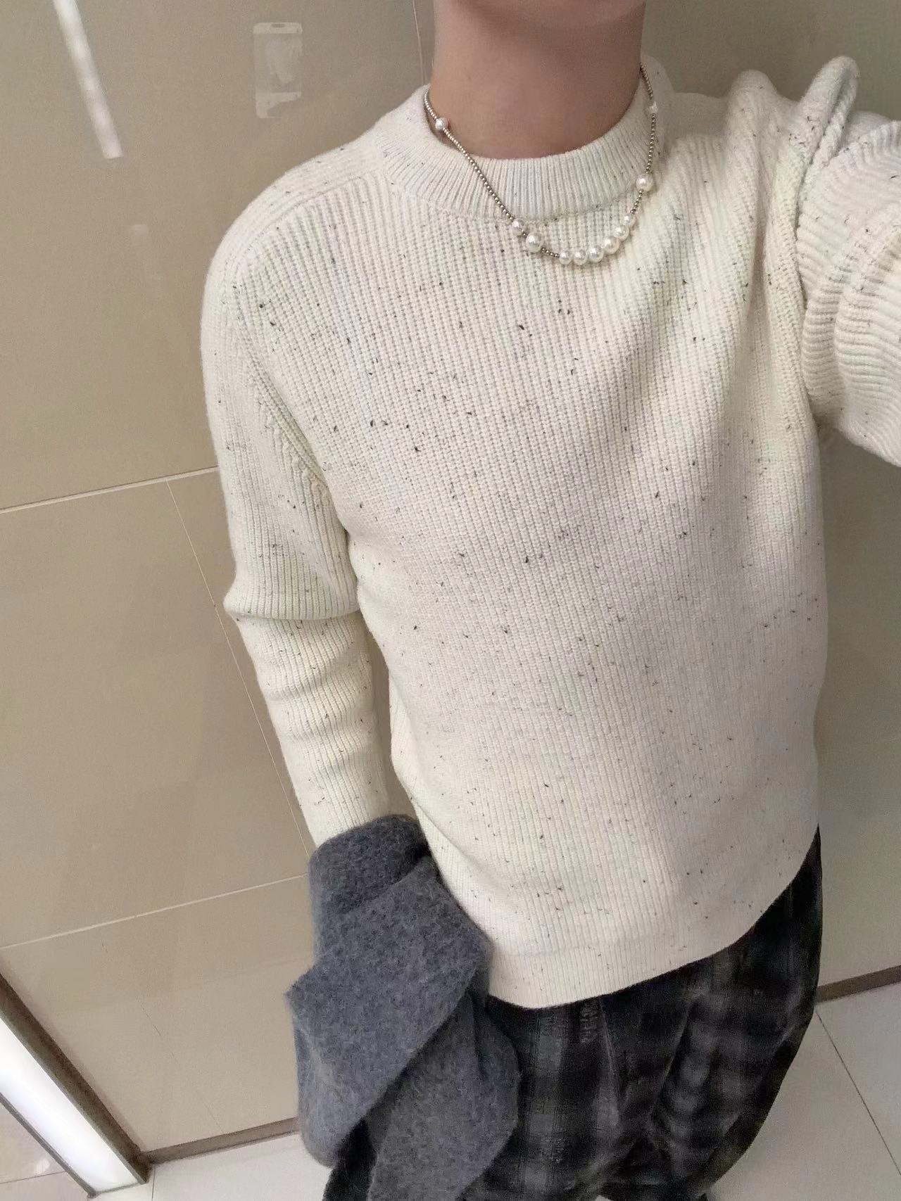 NO:598828,-25SS——The exclusive romance in the stitches of the hand-embroidered sweater with letters In today's fast-paced world, the sweaters with hand-embroidered letters are like a clear stream, bringing a different kind of warmth and feelings. Each sweater like this is a work of art carefully carved with hands and patience by the creator. The hand-embroidered letters give the sweater a unique soul. The letters can be names, nicknames, or phrases full of meaning, and emotions are sewn into them in the form of needlework. When you wear it, you feel like you are surrounded by love and memories.  It is not only a piece of clothing to keep out the cold, but also a manifestation of personality and emotion. Whether you keep it for yourself or give it to relatives and friends, it is full of deep friendship. In the cold winter, this sweater with handmade warmth and exclusive letters will surely become an intimate choice to warm the body and mind. Available in stock in two colors XS-L, sweaters, alexander wang19860909-25SS———后手工绣字母毛衣针脚里的专属浪漫在快节奏的当下,后手工绣字母毛衣宛如一股清流,带来别样的温暖与情怀.每一件这样的毛衣,都是创作者用双手与耐心精心雕琢的艺术品. 后手工绣,赋予了毛衣独一无二的灵魂.字母可以是名字、昵称,或是充满意义的短语,将情感以针线的形式缝入其中.当穿上它,仿佛被满满的爱意与回忆环绕. 它不仅是御寒的衣物,更是个性与情感的彰显.无论是自己留存,还是赠予亲友,都饱含着深厚的情谊.在寒冷的冬日,这件带着手工温度与专属字母的毛衣,定能成为温暖身心的贴心之选. 现货发售二色XS-L,,sweaters,alexander wang,Men's clothing