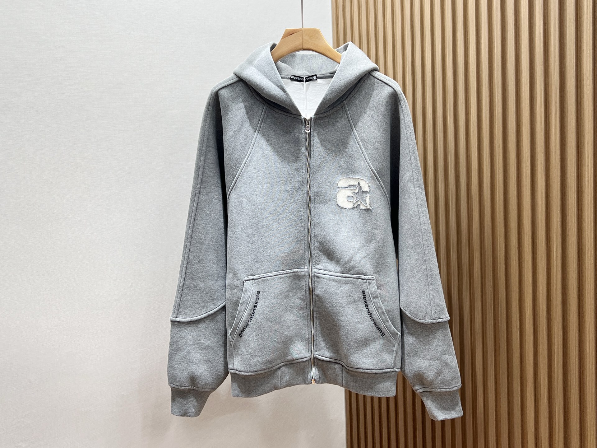 NO:714390,-25SS——Loose sweatshirt with letter embroidery, unlocking casual fashion. This loose sweatshirt with letter embroidery is undoubtedly a must-have for fashionistas’ wardrobe. It adopts a classic loose version and is not body-specific. Whether you are slender or slightly fat, you can easily control it, wear it freely and without restraint, and show your freedom and ease.  The letter embroidery on the sweatshirt is a highlight. The exquisite embroidery technology makes the letters full of three-dimensionality, as if telling a unique fashion attitude. The simple or personalized letter design adds a sense of trend to the overall look. The fabric is soft and skin-friendly, has good breathability, and is very comfortable to wear close to the body. Whether it is paired with jeans for a casual style, sports pants for a dynamic feel, or a jacket for a layered look, it can be perfectly adapted, allowing you to easily switch between multiple styles and become the most eye-catching presence on the street.  Two colors M-XXXL, Alexander Wang-clothing, alexander wang, hoodie, sweatshirts, jeans, jackets & coats, available for sale now.19860909-25SS———字母刺绣宽松卫衣,解锁随性时尚这件字母刺绣宽松卫衣,无疑是时尚达人的衣橱必备.它采用经典宽松版型,不挑身材,无论是纤细苗条还是微胖体型,都能轻松驾驭,穿着自在无束缚,尽显随性洒脱. 卫衣上的字母刺绣是一大亮点,精致的刺绣工艺让字母立体感十足,仿佛在诉说着独特的时尚态度.或简约或个性的字母设计,为整体造型增添了几分潮流感. 面料柔软亲肤,透气性佳,贴身穿着十分舒适.无论是搭配牛仔裤展现休闲风,还是配上运动裤打造活力感,亦或是外搭一件外套营造层次感,它都能完美适配,让你轻松切换多种风格,成为街头最吸睛的存在. 现货发售二色M-XXXL,亚历山大王-服装,alexander wang,hoodie,sweatshirts,jeans,jackets & coats,,Women's clothing