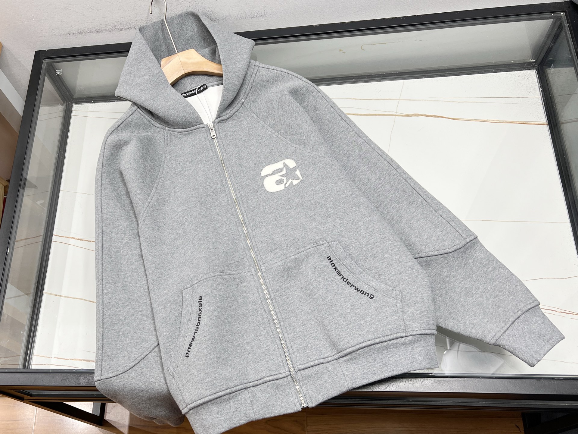 NO:714394,-25SS——Loose sweatshirt with letter embroidery, unlocking casual fashion. This loose sweatshirt with letter embroidery is undoubtedly a must-have for fashionistas’ wardrobe. It adopts a classic loose version and is not body-specific. Whether you are slender or slightly fat, you can easily control it, wear it freely and without restraint, and show your freedom and ease.  The letter embroidery on the sweatshirt is a highlight. The exquisite embroidery technology makes the letters full of three-dimensionality, as if telling a unique fashion attitude. The simple or personalized letter design adds a sense of trend to the overall look. The fabric is soft and skin-friendly, has good breathability, and is very comfortable to wear close to the body. Whether it is paired with jeans for a casual style, sports pants for a dynamic feel, or a jacket for a layered look, it can be perfectly adapted, allowing you to easily switch between multiple styles and become the most eye-catching presence on the street.  Two colors M-XXXL, Alexander Wang-clothing, alexander wang, hoodie, sweatshirts, jeans, jackets & coats, available for sale now.19860909-25SS———字母刺绣宽松卫衣,解锁随性时尚这件字母刺绣宽松卫衣,无疑是时尚达人的衣橱必备.它采用经典宽松版型,不挑身材,无论是纤细苗条还是微胖体型,都能轻松驾驭,穿着自在无束缚,尽显随性洒脱. 卫衣上的字母刺绣是一大亮点,精致的刺绣工艺让字母立体感十足,仿佛在诉说着独特的时尚态度.或简约或个性的字母设计,为整体造型增添了几分潮流感. 面料柔软亲肤,透气性佳,贴身穿着十分舒适.无论是搭配牛仔裤展现休闲风,还是配上运动裤打造活力感,亦或是外搭一件外套营造层次感,它都能完美适配,让你轻松切换多种风格,成为街头最吸睛的存在. 现货发售二色M-XXXL,亚历山大王-服装,alexander wang,hoodie,sweatshirts,jeans,jackets & coats,,Women's clothing