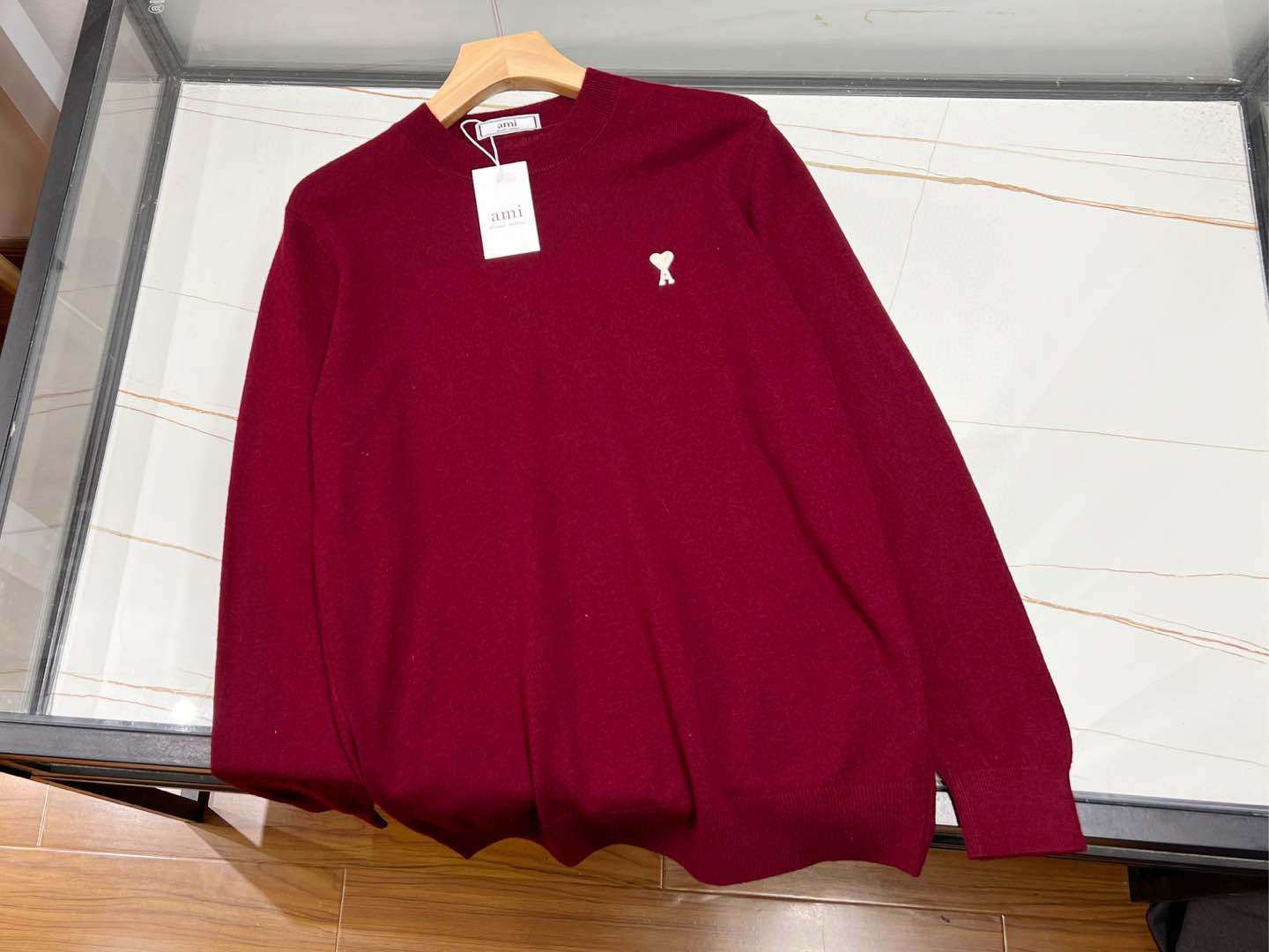 NO:638211,——Love wool sweaters for men and women!  It is not only a touch of warmth in winter, but also a carrier of emotions and memories. Made of high-quality wool, it is soft and skin-friendly, giving the wearer an unparalleled comfortable experience. Its design is simple yet fashionable, and can be easily controlled by both men and women, showing a unique personal style. The sweater is cleverly integrated with a heart pattern, symbolizing love and care, making this sweater not only a piece of clothing, but also a messenger conveying emotions.  It adopts a unisex design, whether it is the simple atmosphere pursued by men or the gentle femininity loved by women, you can find resonance in this sweater. It is made of high-quality wool, which has excellent thermal insulation properties, and has good breathability and moisture absorption. It can keep you dry and comfortable even in the cold winter. Whether it is paired with jeans, casual pants or a skirt, it can be easily worn, making you a beautiful scenery on the streets in winter.  Wearing this love wool sweater feels like being wrapped in soft clouds, warm and comfortable. The delicate touch of wool makes people feel the warmth of home. At the same time, its fashionable silhouette design makes you stand out from the crowd, showing your unique charm. This sweater is not just a piece of clothing, it also carries the love and care of your family. Imagine that your family hand-picked and knitted such a sweater for you on a cold winter night. The warmth and touch will accompany you through every unforgettable moment.  With its excellent thermal performance, fashionable design and deep emotional value, it has become an indispensable fashion item in winter. Whether it is given to yourself or to relatives and friends, it is a warm and thoughtful gift. Choose it to make this winter no longer cold and keep love and warmth by your side. Available in stock in burgundy S-M-L, men's and women's wear, skirts, jeans, sweaters, alexander wang19860909———爱心羊毛男女同款毛衣！ 不仅是冬日里的一抹温暖,更是情感与记忆的载体.采用优质羊毛材质,柔软亲肤,给予穿着者无与伦比的舒适体验.其设计简约而不失时尚,无论是男性还是女性,都能轻松驾驭,展现出独特的个人风格. 毛衣上巧妙融入了爱心图案,象征着爱与关怀,让这款毛衣不仅仅是一件衣物,更成为了传递情感的使者. 采用中性设计,无论是男性追求的简约大气,还是女性钟爱的温婉柔美,都能在这款毛衣中找到共鸣. 精选高品质羊毛,保暖性能卓越,同时具有良好的透气性和吸湿性,即使在寒冷的冬季,也能保持干爽舒适. 无论是搭配牛仔裤、休闲裤还是半身裙,都能轻松驾驭,让你在冬日的街头巷尾,成为一道亮丽的风景线. 穿上这款爱心羊毛毛衣,仿佛被柔软的云朵包裹,温暖而舒适.羊毛的细腻触感,让人仿佛感受到了家的温馨.同时,其时尚的廓形设计,让你在人群中脱颖而出,展现出独特的魅力. 这款毛衣不仅仅是一件衣物,它还承载着家人的爱与关怀.想象着在寒冷的冬夜,家人为你亲手挑选、编织这样一件毛衣,那份温暖与感动,将伴随你度过每一个难忘的瞬间. 以其卓越的保暖性能、时尚的设计以及深厚的情感价值,成为了冬日里不可或缺的时尚单品.无论是送给自己,还是送给亲朋好友,都是一份温暖而贴心的礼物.选择它,让这个冬天不再寒冷,让爱与温暖常伴左右. 现货发售酒红S-M-L,男装女装,skirts,jeans,sweaters,alexander wang,Women's clothing