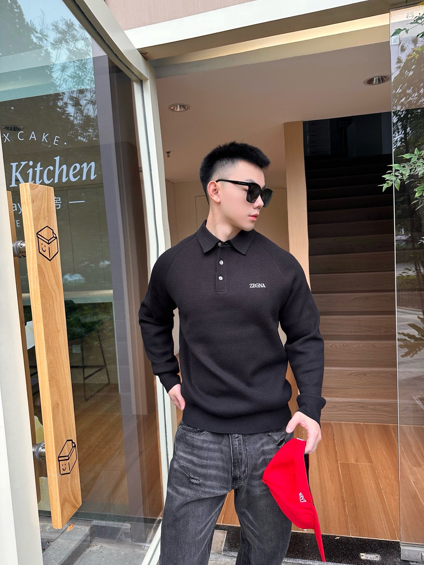 NO:601203,-25SS classic standard monogrammed unisex cardigan!  This classic standard lettered woolen sweater has become a must-have wardrobe item for both men and women with its simple yet stylish design. Made of high-quality wool, it is fine, soft, skin-friendly and comfortable, and can provide the wearer with warm care even in the cold season.  The addition of letter elements breaks the monotony of solid-color woolen sweaters and adds a bit of leisure and vitality. The same tailoring design for men and women is suitable for men to show their stable and restrained temperament, and for women to show their casual charm. Whether paired with jeans or casual pants, it can be easily used in various occasions, from daily outings to casual gatherings, making you the center of attention.  In addition, this sweater also has good breathability and warmth, allowing you to enjoy fashion while also feeling the warm embrace of nature. In short, this classic standard lettered unisex sweater is a fashion choice you can't miss. Available now in black/apricot S-M-L,,jeans,alexander wang19860909-25SS经典标配字母男女同款羊毛衫！ 这款经典标配字母羊毛衫,以其简约而不失时尚的设计,成为了男女皆宜的衣橱必备单品.选用优质羊毛材质,细腻柔软,亲肤舒适,即使在寒冷的季节也能给予穿着者温暖的呵护. 字母元素的加入,打破了纯色羊毛衫的单调,增添了几分休闲与活力.男女同款的剪裁设计,既适合男性展现稳重内敛的气质,也适合女性彰显随性洒脱的魅力.无论是搭配牛仔裤还是休闲裤,都能轻松驾驭各种场合,从日常出行到休闲聚会,都能让你成为焦点. 此外,这款羊毛衫还具有良好的透气性和保暖性,让你在享受时尚的同时,也能感受到来自大自然的温暖拥抱.总之,这款经典标配字母男女同款羊毛衫,是你不可错过的时尚之选. 现货发售黑色/杏色S-M-L,,jeans,alexander wang,Men's clothing