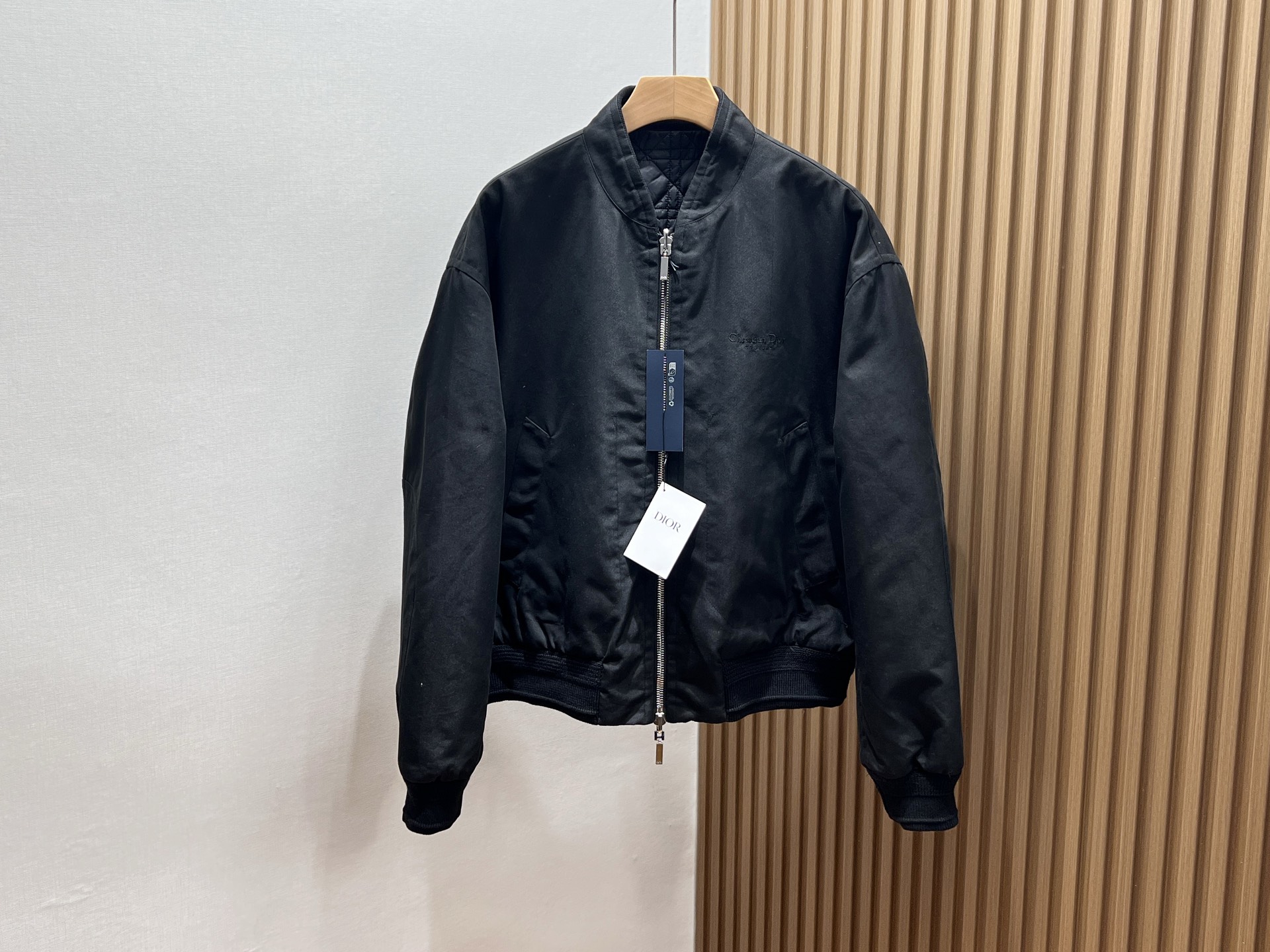 NO:720410,-35SS——Lingge casual double-sided fashion jacket is a single product with both functionality and trendy design, which perfectly adapts to the diverse needs of modern men. Its core highlight lies in the innovative double-sided design, such as the combination of khaki and red plaid, moonlight blue and yellow plaid, etc., which can be worn twice in one garment to easily switch between business and leisure styles. Made of highly elastic blended fabric, A-side stiff  The jacket is anti-wrinkle and suitable for commuting, and the B-side is soft and breathable to improve comfort. The details incorporate practical elements such as a stand-up collar and multiple pockets. The shape is highly tolerant, and the neat tailoring makes it look slimmer and more attractive. This ty19860909-35SS———凌格休闲双面时尚夹克是一款兼具功能性与潮流设计的单品,完美适配现代男性多元场景需求.其核心亮点在于创新的双面穿设计,如卡其色与红格纹、月光蓝与黄格纹等组合,一衣两穿轻松切换商务与休闲风格.采用高弹性混纺面料,A面挺括抗皱适合通勤,B面柔软透气提升舒适度,细节上融入立领、多口袋等实用元素.版型包容性强,搭配利落剪裁显瘦提气场.这类夹克正成为“无龄化”趋势下的爆款,尤其适合追求高性价比与个性化的年轻消费者,满足户外运动、职场通勤等多场景穿搭需求. 现货发售二色XS-S-M-L,迪奥-服装,dior,jackets & coats,,Women's clothing