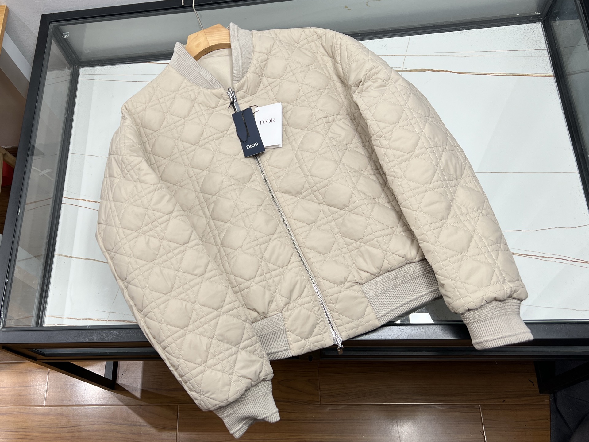 NO:720400,-35SS——Lingge casual double-sided fashion jacket is a single product with both functionality and trendy design, which perfectly adapts to the diverse needs of modern men. Its core highlight lies in the innovative double-sided design, such as the combination of khaki and red plaid, moonlight blue and yellow plaid, etc., which can be worn twice in one garment to easily switch between business and leisure styles. Made of highly elastic blended fabric, A-side stiff  The jacket is anti-wrinkle and suitable for commuting, and the B-side is soft and breathable to improve comfort. The details incorporate practical elements such as a stand-up collar and multiple pockets. The shape is highly tolerant, and the neat tailoring makes it look slimmer and more attractive. This type of jacket is becoming a hot item under the 'ageless' trend, especially suitable for young consumers who pursue high cost performance and personalization, and meets the needs of various scenes such as outdoor sports and workplace commuting.  Ready for sale in two colors XS-S-M-L, Dior-clothing, dior, jackets & coats,19860909-35SS———凌格休闲双面时尚夹克是一款兼具功能性与潮流设计的单品,完美适配现代男性多元场景需求.其核心亮点在于创新的双面穿设计,如卡其色与红格纹、月光蓝与黄格纹等组合,一衣两穿轻松切换商务与休闲风格.采用高弹性混纺面料,A面挺括抗皱适合通勤,B面柔软透气提升舒适度,细节上融入立领、多口袋等实用元素.版型包容性强,搭配利落剪裁显瘦提气场.这类夹克正成为“无龄化”趋势下的爆款,尤其适合追求高性价比与个性化的年轻消费者,满足户外运动、职场通勤等多场景穿搭需求. 现货发售二色XS-S-M-L,迪奥-服装,dior,jackets & coats,,Women's clothing