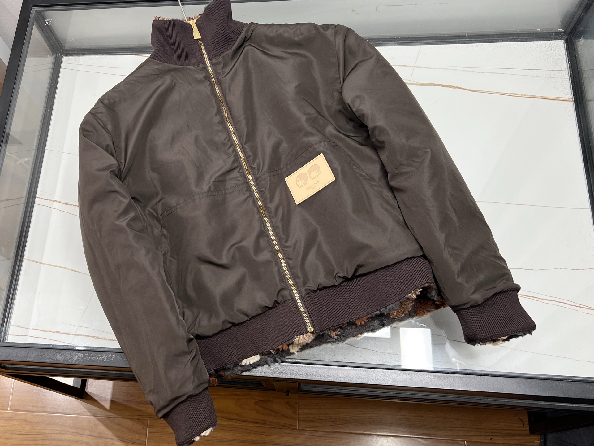 NO:637176,-25SS——-Furdy fashionable reversible jacket for men and women, one can wear it twice, unlocking a two-sided life  When the cold brings fashion demands, this unisex fluffy double-sided jacket becomes an all-rounder in the wardrobe with its 'AB side magic'. The front is in neat off-white and navy blue, and the tailoring is as crisp as workplace armor. The water-repellent and anti-wrinkle fabric makes it easy to cope with commuting.  A little accident on the road, with the pen pocket design, the elite aura is instantly filled; the reverse side reveals a soft polar fleece lining, which is moisture-absorbing and quick-drying and breathable, making it as comfortable as being wrapped in a cloud when sitting in a cafe on the weekends. The earphone pocket in the right pocket hides the free soul of a music festival player.  It is more like a 'time shuttle' that transforms into a sports sweater when running in the morning, with a breathable mesh layer to get rid of the sweltering heat; when you go to an appointment late at night, the pure black matte surface with a hooded design instantly transforms into a trendy and cool focus under the lights of the nightclub. The dark gray plaid side is suitable for calmness in project negotiations, and the embroidered flipped back and side interprets retro!  Ready for sale, double-sided XS-S-M-L, Louis Vuitton-clothing, louis vuitton, hoodie, sweatshirts, jackets & coats, hats, alexander wang19860909-25SS———绒毛时尚男女同款双面夹克一衣两穿,解锁双面人生 当寒意裹挟着时尚需求袭来,这件男女同款的绒毛双面夹克以「AB面魔法」成为衣橱里的全能选手.正面是利落的米白撞藏青配色,剪裁如职场盔甲般挺括,防泼水抗皱面料轻松应对通勤路上的小意外,搭配钢笔插袋设计,精英气场瞬间拉满；反面翻转为柔软摇粒绒内里,吸湿速干的透气感让周末咖啡馆小坐时,如裹着云朵般惬意,右兜耳机袋暗藏音乐节玩家的自由灵魂. 它更像一件「时空穿梭机」晨跑时化身运动卫衣平替,网眼透气层甩掉闷热；深夜赴约,纯黑哑光面搭配连帽设计,秒变夜店灯光下的潮酷焦点.深灰格纹侧适合项目洽谈的沉稳,刺绣翻转背侧则诠释复古！ 现货发售双面XS-S-M-L,路易威登-服装,louis vuitton,hoodie,sweatshirts,jackets & coats,hats,alexander wang,Women's clothing