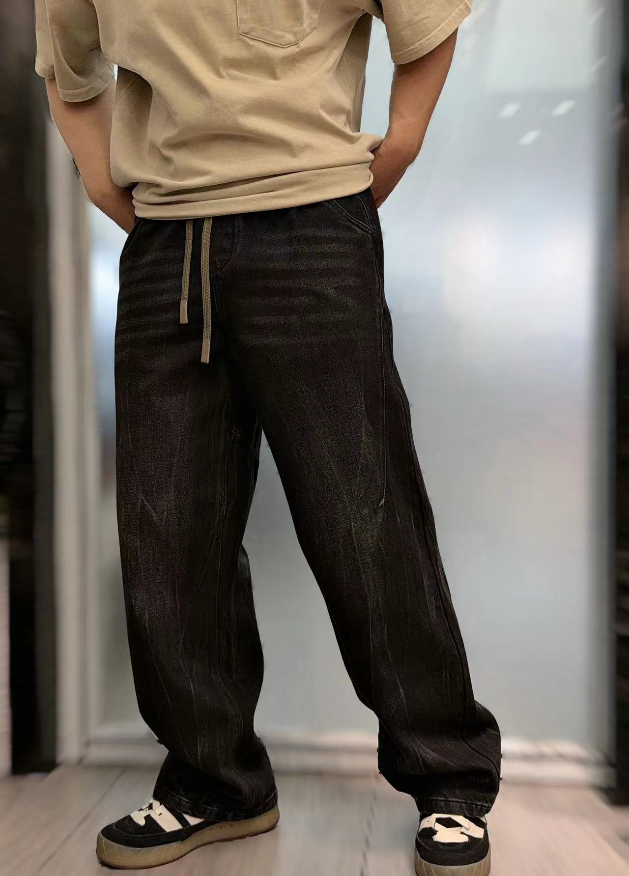 NO:598822,-25SS——Practice denim baggy jeans to unlock a new paradigm of relaxed wear. When high-waist tailoring meets slightly wide trouser legs, these denim wide-leg pants redefine the rules of spring dressing with the magic of 'hiding flesh and showing slimming'. The washed and distressed process smudges traces of time on the fabric, and each fold is like a mark kissed by the California sun, giving it a relaxed atmosphere with a retro filter.  The elastic waist design can be called 'good news for foodies'. You won't be afraid of red marks after eating and drinking. The nine-point length cleverly exposes the slender ankle joints. Paired with short boots, it can instantly lengthen the proportion of the legs. The embroidery on the back pocket is hidden and the logo embellishment is faintly visible when turning around, turning the basic model into an advanced player in an instant.  The fabric is made of technical denim that fits like memory foam, so you can't afford to pack it for long periods of time. The drapey trousers have a windy feel when you walk, as if they have their own BGM special effects. From morning coffee runs to midnight parties, one pair can be used as an all-weather fashion home - paired with dad shoes, it is an American retro style, or with pointed boots, it becomes a French lazy style. The pear-shaped celery combination hides the flesh invisible, and small girls can roll it up twice and wear it as cropped pants to make it more visible!  Available now in black and gray XS-S-M-L, boots, jeans, alexander wang19860909-25SS———修行牛仔宽松牛仔裤解锁松弛感穿搭新范式 当高腰剪裁邂逅微阔裤管,这条牛仔阔腿裤以「藏肉显瘦」的魔法,重新定义春日穿搭法则.水洗做旧工艺在面料上晕染出时光痕迹,每道褶皱都像被加州阳光吻过的印记,自带复古滤镜的松弛氛围. 弹性腰头设计堪称「吃货福音」,吃饱喝足也不怕勒出红印子,九分长度巧妙露出最纤细的踝关节,搭配短靴瞬间拉长腿部比例.后袋刺绣暗藏小心机,转身时若隐若现的logo点缀,让基础款秒变高级玩家. 面料采用记忆棉般贴合的科技丹宁,久坐不起包才是真本事,垂坠感裤管走路带风,仿佛自带BGM出场特效.从晨跑咖啡到午夜派对,一条承包全天候时髦主场——配老爹鞋是美式复古风,换尖头靴又成法式慵懒范儿,梨形身材天菜组合藏肉于无形,小个子女生卷两圈当七分裤穿更显！ 现货发售黑灰色XS-S-M-L,,boots,jeans,alexander wang,Men's clothing