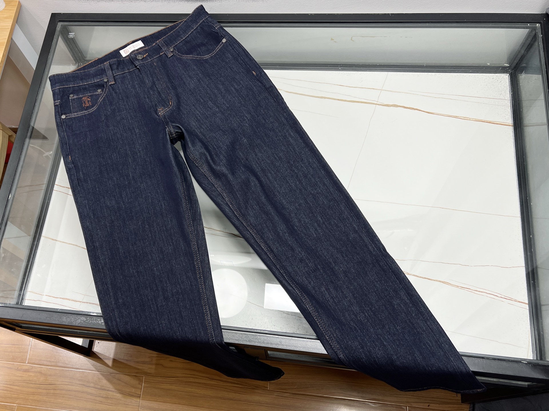 NO:720421,-25SS——BC classic old-money style casual denim European style, with low-key luxury and relaxation as the core, cleverly integrating Italian tailoring and retro denim elements, becoming a model of dressing across seasons. The essence of its design lies in the neat short denim jacket paired with high-waisted straight trousers, with a short top and long bottom ratio  For example, you can optimize your vision and easily create the effect of long legs. The fabric is made of high-quality denim that is crisp but not stiff. It has been treated with a special indigo dyeing process to present a natural and aged look. It not only retains the rough texture of denim, but also improves softness and wrinkle resistance through blending technology, ensuring that you will not bulge after sitting for a long time and move without restriction.  The European-style style pays more attention to detail carving, such as the curved cocoon-shaped wide-leg pants cover the crotch and hide the flesh, and the multi-slit tangent design on the side seams enhances the slimming effect; the waistband has built-in elastic elastic to accommodate different body shapes, and the straight-leg balloon pants are cut to modify the leg lines and adapt to various body types. The main colors are light blue and classic indigo.  , suitable for the refreshing feeling of spring and summer and the retro charm of autumn and winter. It can be paired with a shirt to perform salty commuting, or with suspenders and sneakers to switch to sweet and cool girl mode. One pair of pants can be worn multiple times to meet the needs of all scenes from daily life to dating. Its title of 'anti-anxiety pants' comes from this balance of practicality and high-end sense.  Ready for sale blue 31-32-33-34-36-38-40-42, men's clothing, jackets & coats, shirts,19860909-25SS———BC经典老钱风休闲牛仔欧风款,以低调奢华与松弛感为核心,巧妙融合意式剪裁与复古丹宁元素,成为跨越季节的穿搭典范.其设计精髓在于利落的短款牛仔夹克搭配高腰直筒长裤,上短下长的比例优化视觉,轻松打造大长腿效果.面料选用挺括而不僵硬的优质牛仔布,经特殊靛蓝染色工艺处理,呈现自然做旧感,既保留牛仔的粗犷质感,又通过混纺技术提升柔软度与抗皱性,确保久坐不鼓包、活动无束缚. 欧风款更注重细节雕琢,如弧形茧型阔腿裤型遮胯藏肉,侧缝多分割切线设计强化显瘦效果；裤腰内置弹力橡筋包容不同身形,直筒气球裤剪裁修饰腿部线条,适配多种身材.色彩上以浅蓝、经典靛蓝为主调,适配春夏清爽感与秋冬复古韵味,可搭配衬衫演绎盐系通勤,或配吊带、球鞋切换甜酷辣妹模式,一裤多穿满足日常到约会的全场景需求.其“反焦虑神裤”的称号,正源于这种兼顾实用性与高级感的平衡. 现货发售蓝色31-32-33-34-36-38-40-42,男装,jackets & coats,shirts,,Women's clothing