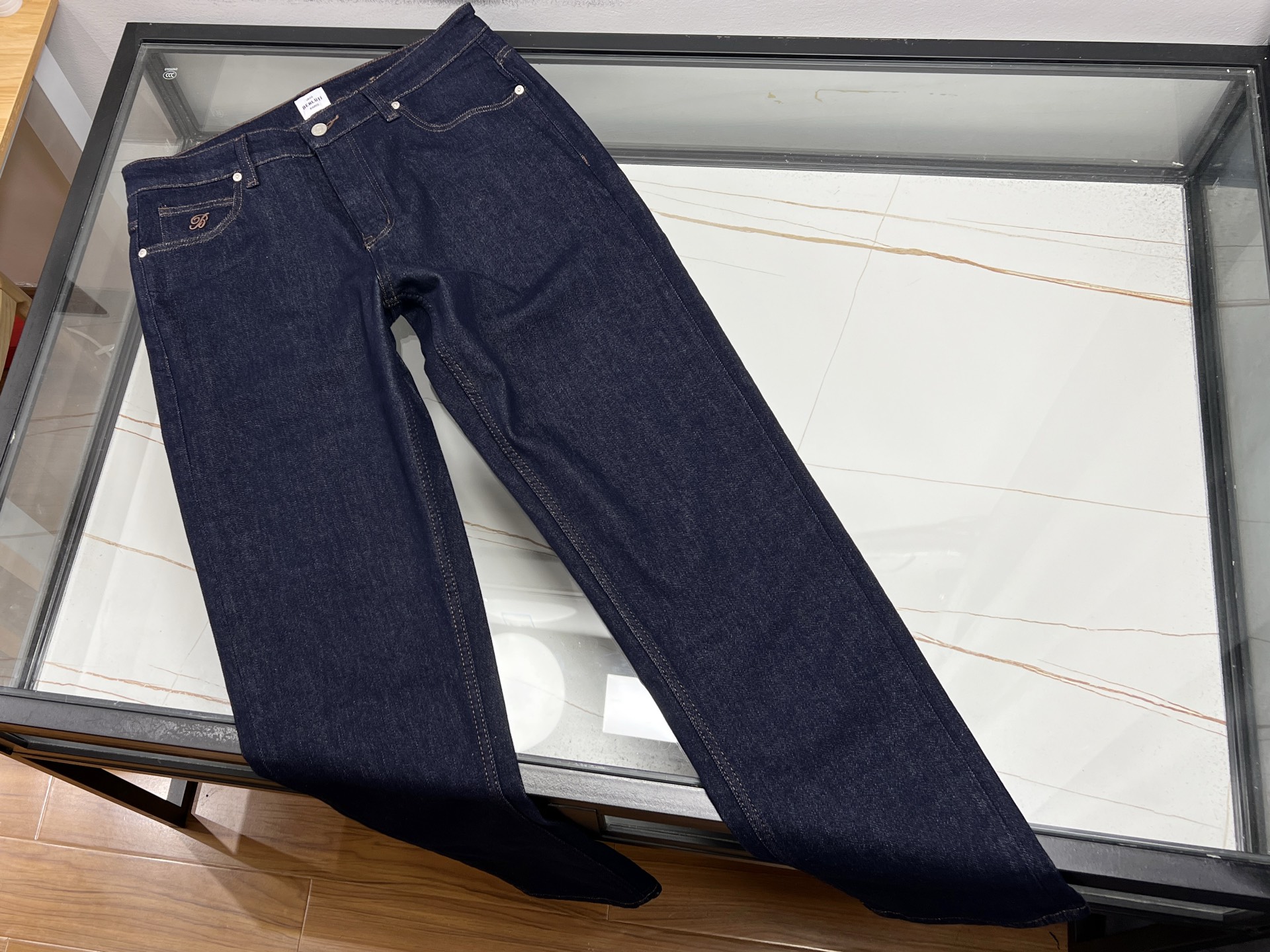 NO:720428,-25SS——B’s classic old-money style casual denim European style, with low-key luxury and relaxation as the core, cleverly blending Italian tailoring and retro denim elements, becoming a model for dressing across seasons. The essence of its design lies in a neat short denim jacket paired with high-waisted straight trousers, with a short top and long bottom ratio  For example, you can optimize your vision and easily create the effect of long legs. The fabric is made of high-quality denim that is crisp but not stiff. It has been treated with a special indigo dyeing process to present a natural and aged look. It not only retains the rough texture of denim, but also improves softness and wrinkle resistance through blending technology, ensuring that you will not bulge after sitting for a long time and move without restriction.  The European-style style pays more attention to detail carving, such as the curved cocoon-shaped wide-leg pants cover the crotch and hide the flesh, and the multi-slit tangent design on the side seams enhances the slimming effect; the waistband has built-in elastic elastic to accommodate different body shapes, and the straight-leg balloon pants are cut to modify the leg lines and adapt to various body types. The main colors are light blue and classic indigo.  , suitable for the refreshing feeling of spring and summer and the retro charm of autumn and winter. It can be paired with a shirt to perform salty commuting, or with suspenders and sneakers to switch to sweet and cool girl mode. One pair of pants can be worn multiple times to meet the needs of all scenes from daily life to dating. Its title of 'anti-anxiety pants' comes from this balance of practicality and high-end sense.  Ready for sale blue 31-32-33-34-36-38-40-42, men's clothing, jackets & coats, shirts,19860909-25SS———B家经典老钱风休闲牛仔欧风款,以低调奢华与松弛感为核心,巧妙融合意式剪裁与复古丹宁元素,成为跨越季节的穿搭典范.其设计精髓在于利落的短款牛仔夹克搭配高腰直筒长裤,上短下长的比例优化视觉,轻松打造大长腿效果.面料选用挺括而不僵硬的优质牛仔布,经特殊靛蓝染色工艺处理,呈现自然做旧感,既保留牛仔的粗犷质感,又通过混纺技术提升柔软度与抗皱性,确保久坐不鼓包、活动无束缚. 欧风款更注重细节雕琢,如弧形茧型阔腿裤型遮胯藏肉,侧缝多分割切线设计强化显瘦效果；裤腰内置弹力橡筋包容不同身形,直筒气球裤剪裁修饰腿部线条,适配多种身材.色彩上以浅蓝、经典靛蓝为主调,适配春夏清爽感与秋冬复古韵味,可搭配衬衫演绎盐系通勤,或配吊带、球鞋切换甜酷辣妹模式,一裤多穿满足日常到约会的全场景需求.其“反焦虑神裤”的称号,正源于这种兼顾实用性与高级感的平衡. 现货发售蓝色31-32-33-34-36-38-40-42,男装,jackets & coats,shirts,,Women's clothing