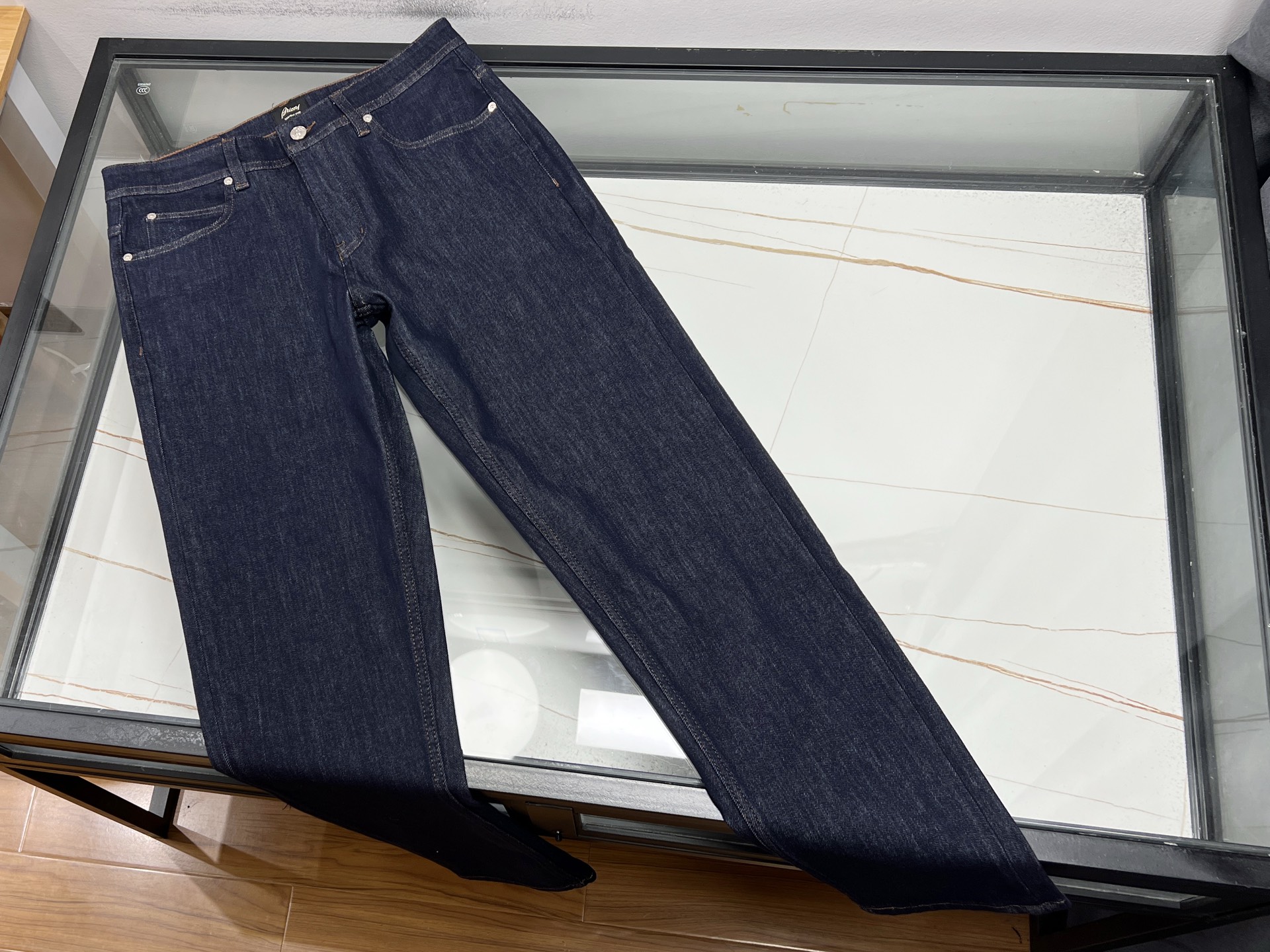 NO:637156,-25SS————BR classic old-money style casual denim European style, with low-key luxury and relaxation as the core, cleverly integrating Italian tailoring and retro denim elements, becoming a model of dressing across seasons. The essence of its design lies in the neat short denim jacket paired with high-waisted straight trousers, with a short top and long bottom ratio  For example, you can optimize your vision and easily create the effect of long legs. The fabric is made of high-quality denim that is crisp but not stiff. It has been treated with a special indigo dyeing process to present a natural and aged look. It not only retains the rough texture of denim, but also improves softness and wrinkle resistance through blending technology, ensuring that you will not bulge after sitting for a long time and move without restriction.  The European-style style pays more attention to detail carving, such as the curved cocoon-shaped wide-leg pants cover the crotch and hide the flesh, and the multi-slit tangent design on the side seams enhances the slimming effect; the waistband has built-in elastic elastic to accommodate different body shapes, and the straight-leg balloon pants are cut to modify the leg lines and adapt to various body types. The main colors are light blue and classic indigo.  , suitable for the refreshing feeling of spring and summer and the retro charm of autumn and winter. It can be paired with a shirt to perform salty commuting, or with suspenders and sneakers to switch to sweet and cool girl mode. One pair of pants can be worn multiple times to meet the needs of all scenes from daily life to dating. Its title of 'anti-anxiety pants' comes from this balance of practicality and high-end sense.  Ready for sale blue 31-32-33-34-36-38-40-42, men's clothing, jackets & coats, shirts, alexander wang19860909-25SS———BR经典老钱风休闲牛仔欧风款,以低调奢华与松弛感为核心,巧妙融合意式剪裁与复古丹宁元素,成为跨越季节的穿搭典范.其设计精髓在于利落的短款牛仔夹克搭配高腰直筒长裤,上短下长的比例优化视觉,轻松打造大长腿效果.面料选用挺括而不僵硬的优质牛仔布,经特殊靛蓝染色工艺处理,呈现自然做旧感,既保留牛仔的粗犷质感,又通过混纺技术提升柔软度与抗皱性,确保久坐不鼓包、活动无束缚. 欧风款更注重细节雕琢,如弧形茧型阔腿裤型遮胯藏肉,侧缝多分割切线设计强化显瘦效果；裤腰内置弹力橡筋包容不同身形,直筒气球裤剪裁修饰腿部线条,适配多种身材.色彩上以浅蓝、经典靛蓝为主调,适配春夏清爽感与秋冬复古韵味,可搭配衬衫演绎盐系通勤,或配吊带、球鞋切换甜酷辣妹模式,一裤多穿满足日常到约会的全场景需求.其“反焦虑神裤”的称号,正源于这种兼顾实用性与高级感的平衡. 现货发售蓝色31-32-33-34-36-38-40-42,男装,jackets & coats,shirts,alexander wang,Women's clothing