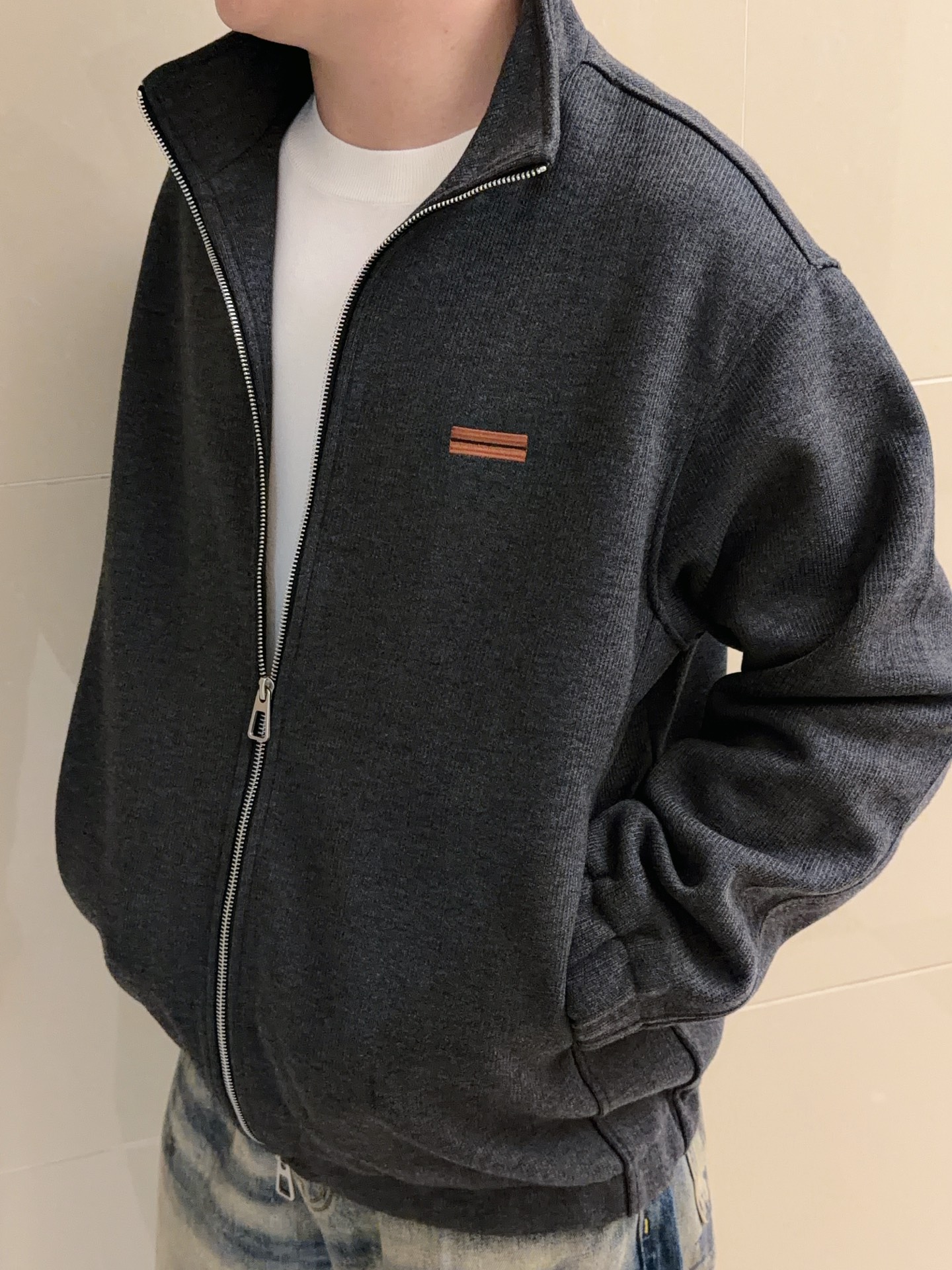 NO:601200,-35SS——Classic stand-up collar zipper casual sweatshirt, unlocking a new experience of fashion and comfort. This classic stand-up collar zipper casual sweatshirt is an indispensable fashion item in the wardrobe. The stand-up collar design is exquisite and stylish, which not only adds warmth and care to the neck, but also cleverly modifies the face, creating a neat and capable temperament. The zipper element is integrated into it, making it easy to put on and take off, and the neckline size can be freely adjusted to meet the wearing needs of different scenes.  The fabric is made of high-quality materials, feels soft and skin-friendly, has good breathability, and has no sense of restraint when worn. The loose fit is very friendly to all body types, covering the flesh and making you look slimmer, and showing a casual and casual style. Whether it is paired with jeans to create a youthful and energetic street style, or combined with sweatpants to create a comfortable and comfortable sporty feel, it can be easily controlled. The classic style never goes out of style, whether it is for daily outings, sports and fitness, or home leisure, with it, you will be fashionable and comfortable!  Available now in two colors XS-S-M-L,,hoodie,sweatshirts,jeans,alexander wang19860909-35SS———经典立领拉链休闲卫衣,解锁时尚舒适新体验这款经典立领拉链休闲卫衣,是衣橱里不可或缺的时尚单品.立领设计精致有型,不仅能为颈部增添温暖呵护,还能巧妙修饰脸型,打造利落干练的气质.拉链元素融入其中,方便穿脱,可自由调节领口大小,满足不同场景的穿着需求. 面料选用优质材质,触感柔软亲肤,透气性佳,穿着毫无束缚感.宽松的版型对各种身材都十分友好,遮肉显瘦,尽显休闲随性.无论是搭配牛仔裤,打造青春活力的街头风；还是与运动裤组合,营造舒适自在的运动感,它都能轻松驾驭. 经典款式永不过时,无论是日常出街、运动健身还是居家休闲,有它相伴,时尚与舒适！ 现货发售二色XS-S-M-L,,hoodie,sweatshirts,jeans,alexander wang,Men's clothing