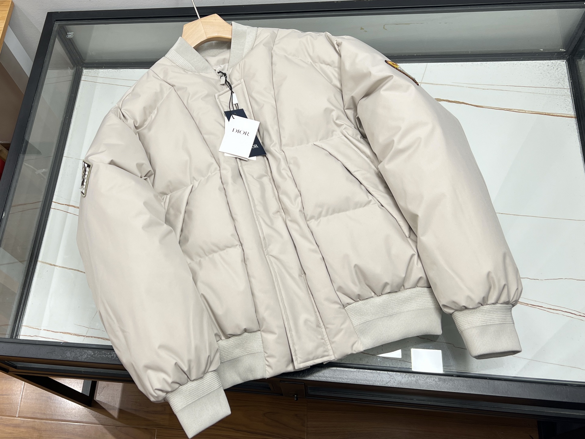 NO:714379,-25SS——The Assault Cotton Jacket is an outdoor clothing that combines functionality and fashion. It is specially designed to cope with changing climates. Its core advantage lies in its **cotton-thickened structure**, which locks in body temperature through high-quality filling cotton and forms a double barrier with windproof fabric, which can not only resist the invasion of cold wind, but also be able to withstand the cold weather.  Keep dry in humid environments. For example, the Camel outdoor quilted jacket uses a combination of a hard-shell waterproof outer layer and a soft quilted inner liner. It can effectively block rainwater penetration and maintain internal warmth during the rainy season on the plateau or when camping at night. According to actual me19860909-25SS———冲锋棉花夹克是融合功能性与时尚感的户外服饰,专为应对多变气候设计.其核心优势在于**加棉加厚结构**,通过优质填充棉锁住体温,配合防风面料形成双重屏障,既能抵御寒风侵袭,又能在潮湿环境中保持干爽.例如骆驼户外夹棉冲锋衣,采用硬壳防水外层与柔软夹棉内胆的组合,在高原雨季或夜间露营时,可有效阻隔雨水渗透并维持内部温暖,实测在-5℃至10℃的低温环境中仍能提供持久舒适感. 功能设计上,这类夹克延续冲锋衣的专业基因,配备可调节连帽、防风抽绳袖口及腋下透气拉链,确保肢体活动自如的同时避免热量流失.部分款式如棉致2025新款,还采用立体剪裁与多口袋设计,既满足登山、徒步等运动场景的实用需求,又能通过拼色、修身版型等元素适配日常休闲穿搭.此外,其耐磨面料与精细工艺延长了使用寿命,即使频繁摩擦或拉扯也不易损坏,成为户外爱好者与城市通勤族的性价比之选. 现货发售杏色S-XL,迪奥-服装,dior,jackets & coats,hats,,Women's clothing