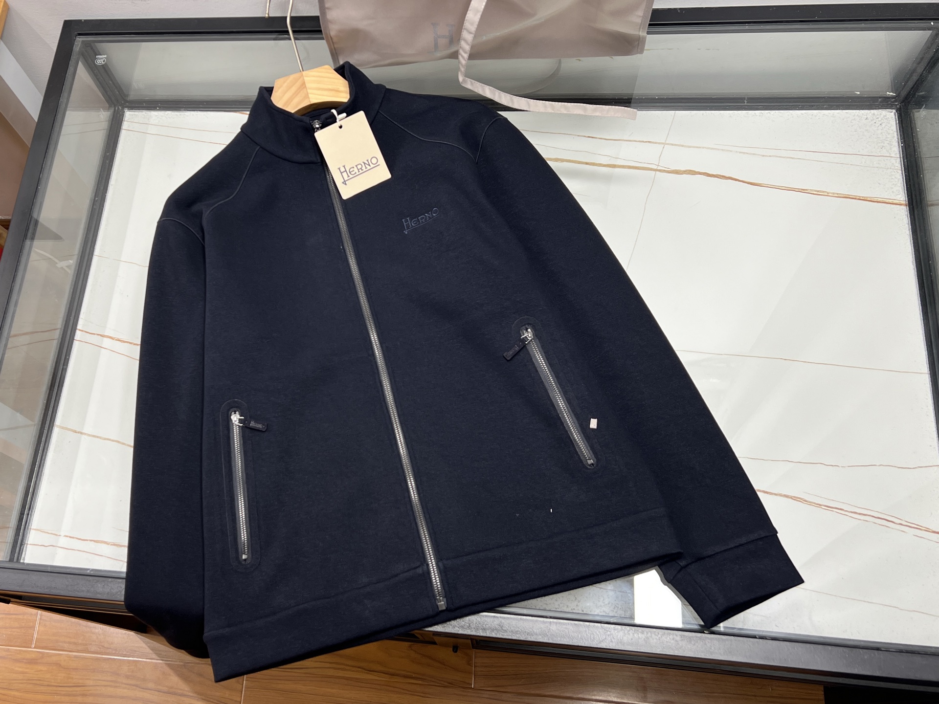 NO:637180,-25SS——Original single wool men’s jacket, as the first choice for high-end clothing, is highly favored for its exquisite craftsmanship and high-quality fabrics. This type of jacket is mostly made of pure wool, with a soft and delicate touch and excellent thermal insulation performance. It is an ideal choice to withstand the cold winter. Its tailoring design pays attention to details, and its slim fit highlights the figure.  Curved, lapel style with single-breasted buttons, simple yet high-end. Some styles also incorporate detachable liner designs, such as goose velvet liner, which are both warm and flexible. The original single wool men's jacket is not only suitable for business occasions, showing a professional image, but can also be easily used in daily leisure, showing taste and style.  Ready for sale black/coffee 48-50-52-54, men's clothing, jackets & coats, alexander wang19860909-25SS———原单羊毛男夹克,作为高端服饰的优选,以其精湛工艺与优质面料备受青睐.这类夹克多采用纯羊毛材质,触感柔软细腻,保暖性能卓越,是抵御寒冬的理想选择.其剪裁设计注重细节,修身版型凸显身材曲线,翻领款式搭配单排扣,简约而不失高级感.部分款式还融入了可拆卸内胆设计,如鹅绒内胆,既保暖又灵活多变.原单羊毛男夹克不仅适合商务场合穿着,展现专业形象,也能在日常休闲中轻松驾驭,彰显品味与格调. 现货发售黑色/咖啡48-50-52-54,男装,jackets & coats,alexander wang,Women's clothing