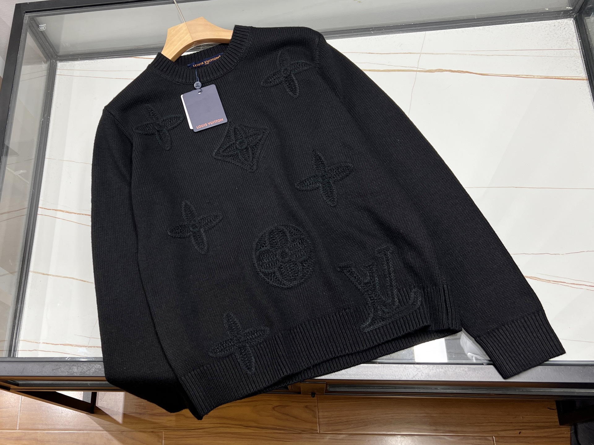 NO:637219,-25SS——Hollow jacquard knitted sweater, which uses exquisite craftsmanship to outline its unique charm. It uses delicate knitting techniques to skillfully carve out hollow patterns on the soft fabric, which seems to be looming, showing flexibility and elegance. The jacquard patterns are rich and diverse, either romantic flowers or geometric lines, and every detail shows its ingenuity.  Wearing it, you will feel light and breathable without any heavy restraint. Whether it is paired with simple trousers for a casual look or with an elegant long skirt to create a gentle temperament, it can be easily controlled. In the cooler spring and autumn seasons, it is both warm and fashionable. It is an indispensable and versatile item in the wardrobe, allowing you to stand out from the crowd and exude a unique charm. Available now in black S-XL, Louis Vuitton-clothing, louis vuitton, skirts, sweaters, alexander  wang19860909-25SS———镂空提花针织毛衣,以精致工艺勾勒出独特魅力.其采用细腻针织手法,在柔软面料上巧妙雕琢出镂空花纹,似隐若现间,尽显灵动与优雅.提花图案丰富多样,或为浪漫花卉,或为几何线条,每一处细节都彰显着匠心独运. 穿上它,轻盈透气之感扑面而来,毫无厚重束缚.无论是搭配简约长裤,展现休闲随性；还是配以飘逸长裙,营造温柔气质,都能轻松驾驭.在春秋微凉时节,它既保暖又时尚,是衣橱里不可或缺的百搭单品,让你在人群中脱颖而出,散发独特韵味. 现货发售黑色S-XL,路易威登-服装,louis vuitton,skirts,sweaters,alexander wang,Women's clothing