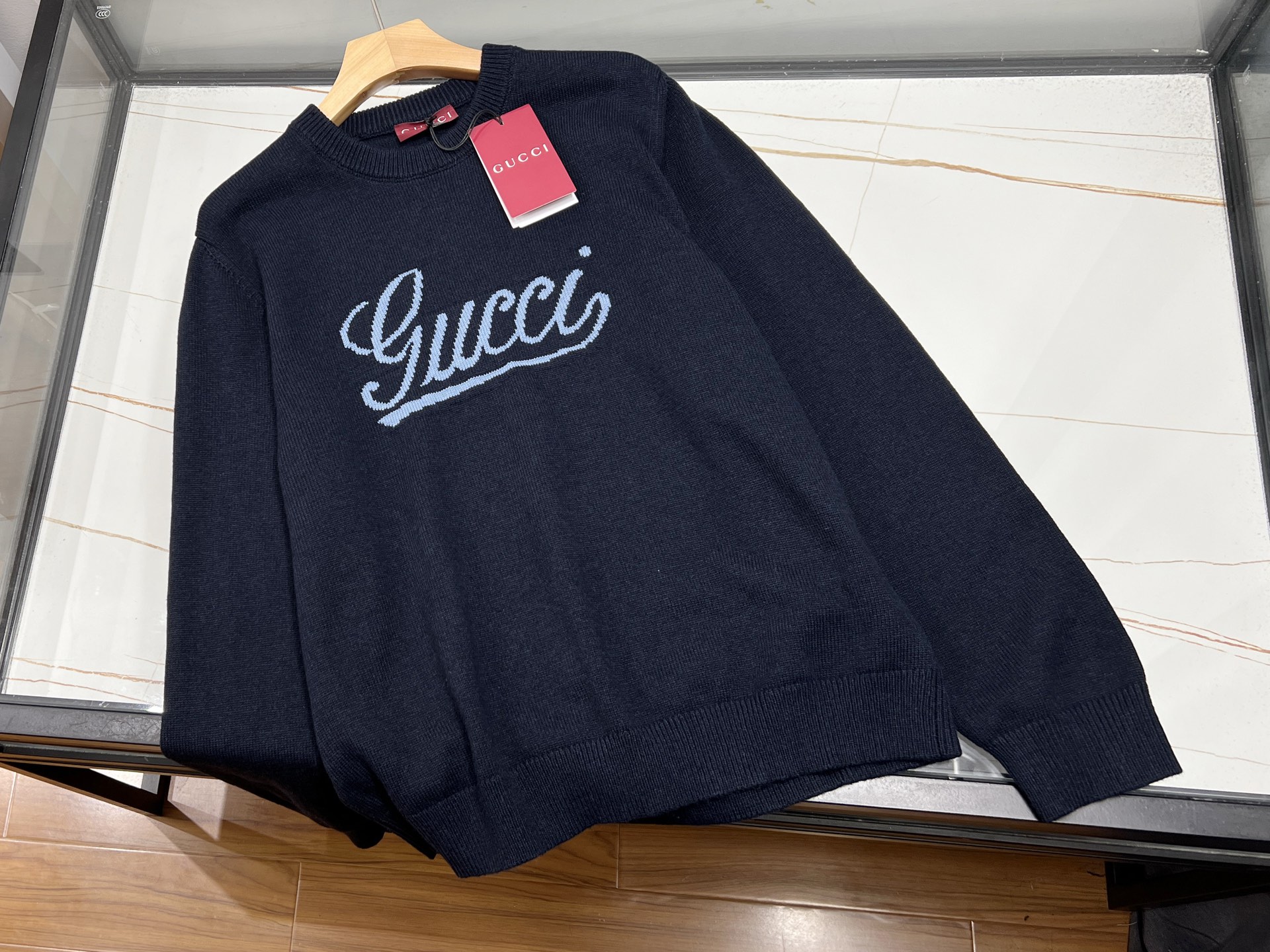 NO:637215,-25SS——In the time of autumn and winter, a knitted sweater with jacquard letters on the chest is like a silent poem. The delicate and soft knitted texture seems to be the gentle trace left by the caress of time. The exquisite jacquard letters are like smart notes, jumping on the chest, telling a unique story. It is not just a piece of clothing, but also fashionable and warm.  Perfect fusion. Wear it and stroll along the path with fallen leaves. The breeze blows, the clothes are fluttering, and the letters are looming in the light and shadow. It seems to have a literary and romantic atmosphere, allowing you to become a unique scenery in ordinary days, exuding a different kind of charm. The C-position in the autumn and winter fashion circle is none other than the jacquard knitted sweater with letters on the chest!  Its unique letter jacquard design breaks the monotony of traditional sweaters and instantly improves the fashion index. Whether it is simple English words or personalized artistic letters, it shows an uninhibited attitude. The soft and skin-friendly knitted fabric gives you intimate and warm care. Paired with jeans, it is casual and casual; paired with a short skirt, it is sweet and playful. Whether you are walking on the street or at a party, it can easily make you the focus, lead the fashion trend, and show your unique personality. It is an indispensable fashion tool in the autumn and winter wardrobes of fashionistas.  Ready for sale blue S-XL, Gucci-clothing, gucci, skirts, jeans, sweaters, alexander wang19860909-25SS———在秋冬的时光里,一件胸前字母提花针织毛衣,宛如一首无声的诗.细腻柔软的针织纹理,似是岁月轻抚留下的温柔痕迹.精致的字母提花,宛如灵动的音符,跳跃在胸前,诉说着独特的故事.它不只是一件衣物,更是时尚与温暖的完美融合.穿上它,漫步在落叶纷飞的小径,微风拂过,衣袂飘飘,字母在光影中若隐若现,仿佛带着一种文艺的浪漫气息,让你在平凡的日子里,也能成为一道独特的风景,散发着别样的魅力,秋冬时尚圈的C位担当,非胸前字母提花针织毛衣莫属！它以独特的字母提花设计,打破传统毛衣的单调感,瞬间提升时尚指数.无论是简约的英文单词,还是个性的艺术字母,都彰显着不羁的态度.柔软亲肤的针织面料,给予你贴心的温暖呵护.搭配牛仔裤,休闲又随性；搭配短裙,甜美又俏皮.无论是街头漫步还是聚会派对,它都能让你轻松成为焦点,引领时尚潮流,展现出独一无二的个性风采,是时尚达人们秋冬衣橱里不可或缺的时尚利器. 现货发售蓝色S-XL,古驰-服装,gucci,skirts,jeans,sweaters,alexander wang,Women's clothing