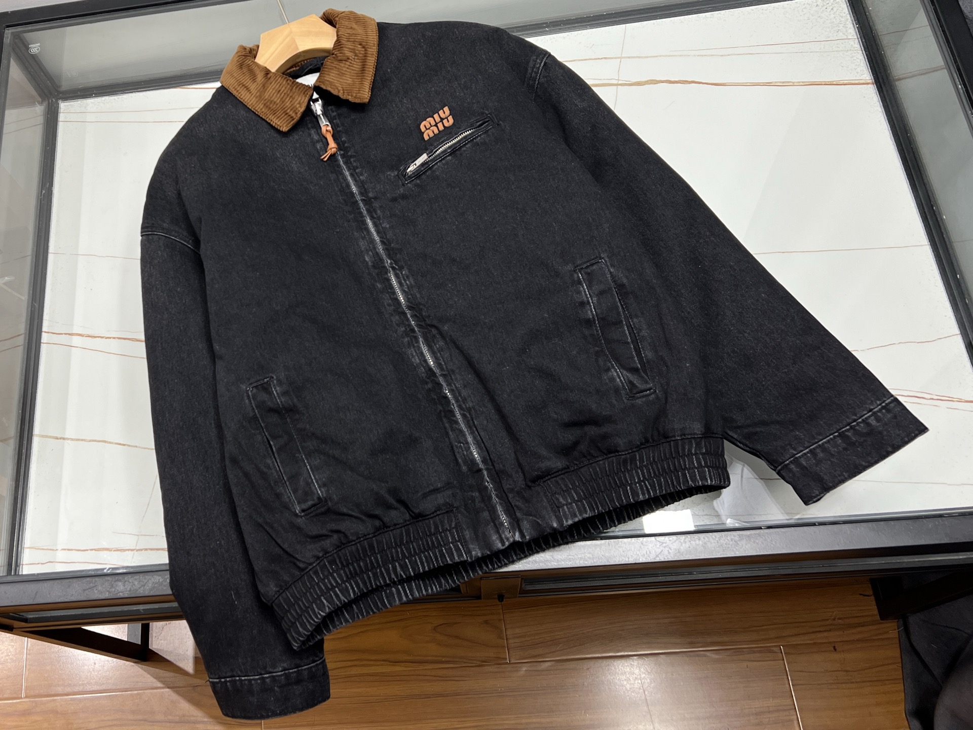 NO:637209,-25SS—— Heavy-duty washed casual cotton jacket, unlocking a new winter fashion experience. This heavy-duty washed casual cotton jacket is a treasure item in the winter wardrobe. After a unique heavy-duty washing process, the fabric presents a natural and retro texture, as if telling the story of the years, and every fold and color change highlights the uninhibited personality.  The cotton-padded design is considerate and practical, building a warm defense line for you in cold weather. It is light and not heavy, allowing you to move freely. The loose and casual version is not flattering on your figure. Whether it is paired with jeans to show a casual and casual atmosphere, or combined with sports pants to create a casual atmosphere, it can be easily controlled. It is not only a warm jacket, but also a fashion tool for you to express your own style, allowing you to easily become the focus on the winter streets. Available now in black S-XL, Miu Miu-clothing, jeans, jackets &  coats,alexander wang19860909-25SS———重工水洗休闲加棉外套,解锁冬日时尚新体验 这款重工水洗休闲加棉外套,是冬日衣橱的宝藏单品.经过独特重工水洗工艺处理,面料呈现出自然且复古的质感,仿佛诉说着岁月的故事,每一处褶皱与色泽变化都彰显着不羁个性. 加棉设计贴心又实用,在寒冷天气里为你筑起温暖防线,轻盈不厚重,让你活动自如.宽松休闲的版型,不挑身材,无论是搭配牛仔裤展现随性洒脱,还是与运动裤组合营造休闲氛围,都能轻松驾驭.它不仅是一件保暖外套,更是你表达自我风格的时尚利器,让你在冬日街头轻松成为焦点. 现货发售黑色S-XL,缪缪-服装,jeans,jackets & coats,alexander wang,Women's clothing