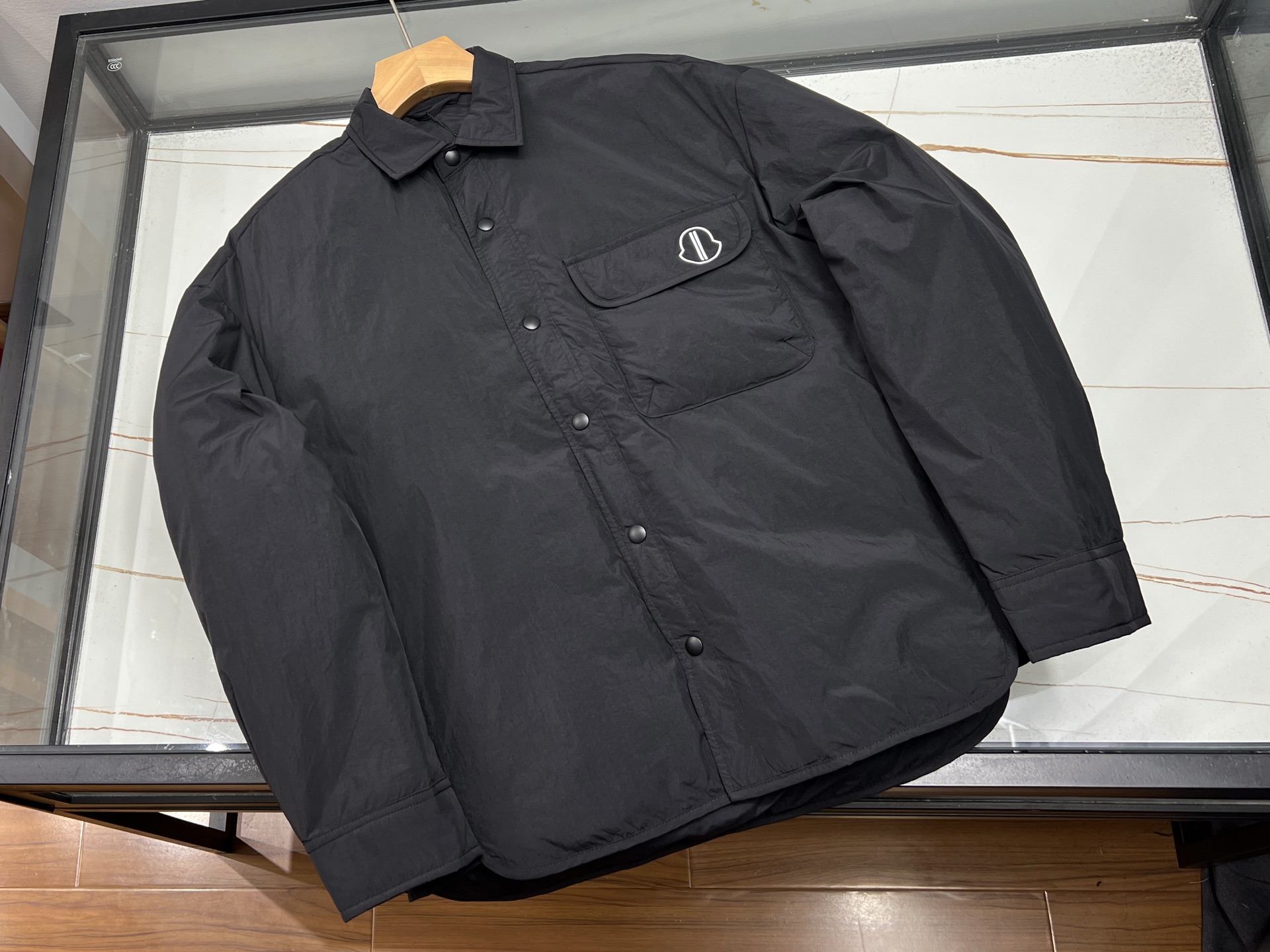 NO:637203,-25SS——Micro-labeled white goose down cotton jacket for men and women, the new favorite for warmth in winter. This jacket for men and women cleverly combines the advantages of white goose down and cotton. The white goose down is light and fluffy, with excellent warmth retention, and the cotton is soft and skin-friendly, bringing a comfortable touch. The combination of the two doubles the temperature lock, so you are not afraid of the cold winter.  The design of the jacket is simple and fashionable, with micro-mark embellishment to add a sense of sophistication, regardless of body shape or age. Whether it is daily travel, outdoor sports or casual gatherings, it can be easily controlled. Wearing it, warmth and grace coexist, allowing you to freely show your personal charm in the cold season. It is an indispensable and practical item for the winter wardrobe. Available now in three colors XS-L, hooded clothing, Moncler, jackets & coats, alexander wang19860909-25SS———微标白鹅绒棉花男女外套,冬日保暖新宠这款男女同款外套,巧妙融合白鹅绒与棉花优势.白鹅绒轻盈蓬松,保暖性绝佳,棉花亲肤柔软,带来舒适触感.二者结合,双重锁温,无惧寒冬凛冽. 外套设计简约时尚,微标点缀增添精致感,不挑身材与年龄.无论是日常出行、户外运动还是休闲聚会,都能轻松驾驭.穿上它,温暖与风度并存,让你在寒冷季节也能自在展现个人魅力,是冬日衣橱不可或缺的实用单品. 现货发售三色XS-L,蒙口-服装,Moncler,jackets & coats,alexander wang,Women's clothing