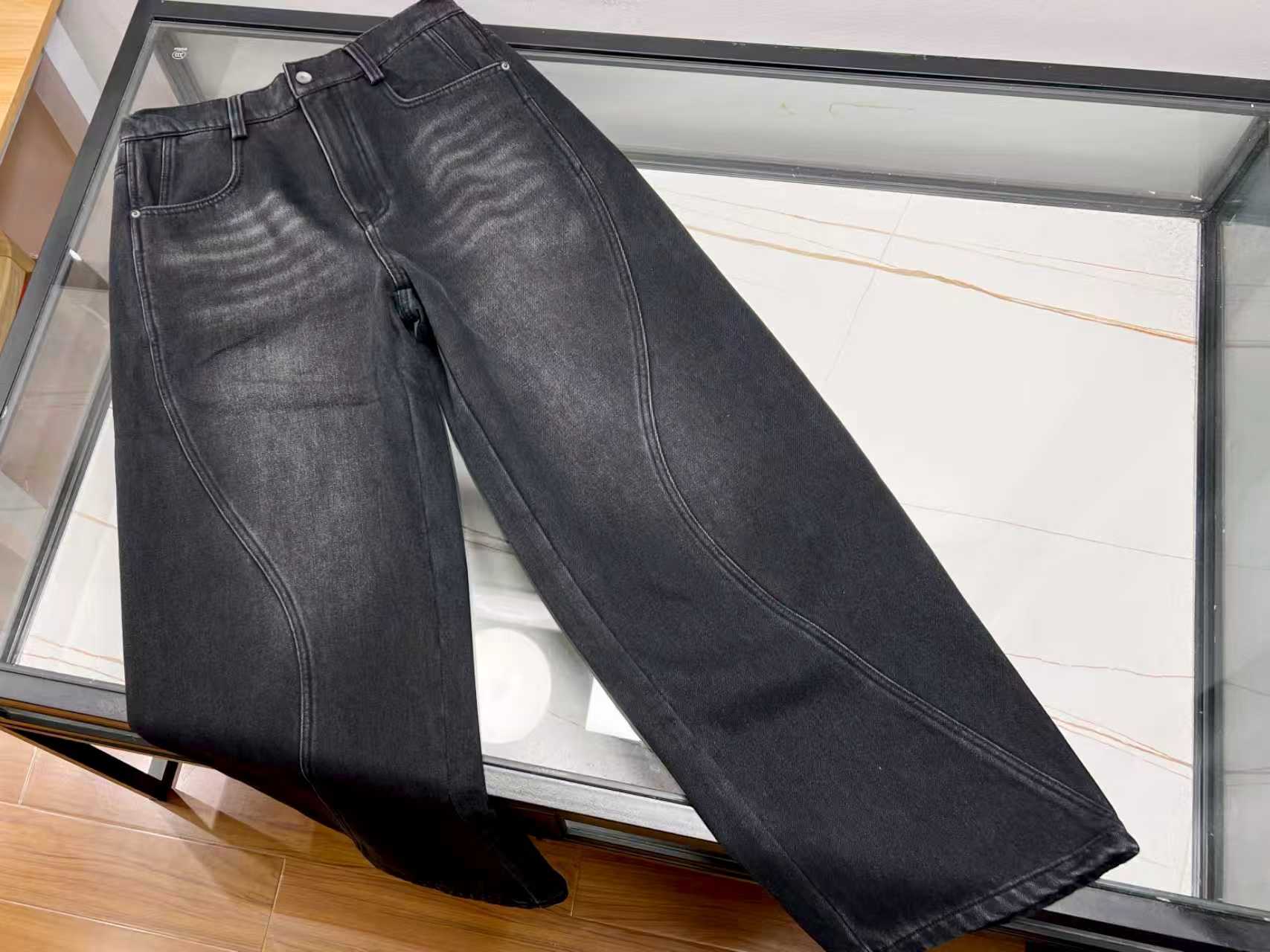 NO:637195,-25SS————This velvet casual jeans is a must-have item for your autumn and winter wardrobe!  Selected high-quality denim fabrics, with fine velvet lining, are super warm and can keep your legs warm even in the cold wind. The style is loose and casual, not flattering on your body shape, and can be easily controlled whether you are out on the street, commuting to work or playing outdoors. Classic cow  Zilan, versatile and fashionable, looks good with sweaters, sweaters, and jackets. The details are finely crafted, the wiring is neat, and it is full of texture. Wearing it, you can enjoy the warmth without losing the trend, allowing you to freely show your personality in the cold season.  Ready for sale gray XS-L, men's clothing, hoodie, sweatshirts, jeans, jackets & coats, sweaters, alexander wang19860909-25SS———这款加绒休闲牛仔裤,是秋冬衣橱必备单品！精选优质牛仔面料,内里细腻加绒,保暖性超强,寒风中也能让你双腿暖意融融.版型宽松休闲,不挑身材,无论是日常出街、上班通勤还是户外游玩,都能轻松驾驭.经典牛仔蓝,百搭又时尚,搭配卫衣、毛衣、外套都好看.细节处做工精细,走线工整,质感满满.穿上它,既享受温暖,又不失潮流范儿,让你在寒冷季节也能自在展现个性魅力. 现货发售灰色XS-L,男装,hoodie,sweatshirts,jeans,jackets & coats,sweaters,alexander wang,Women's clothing