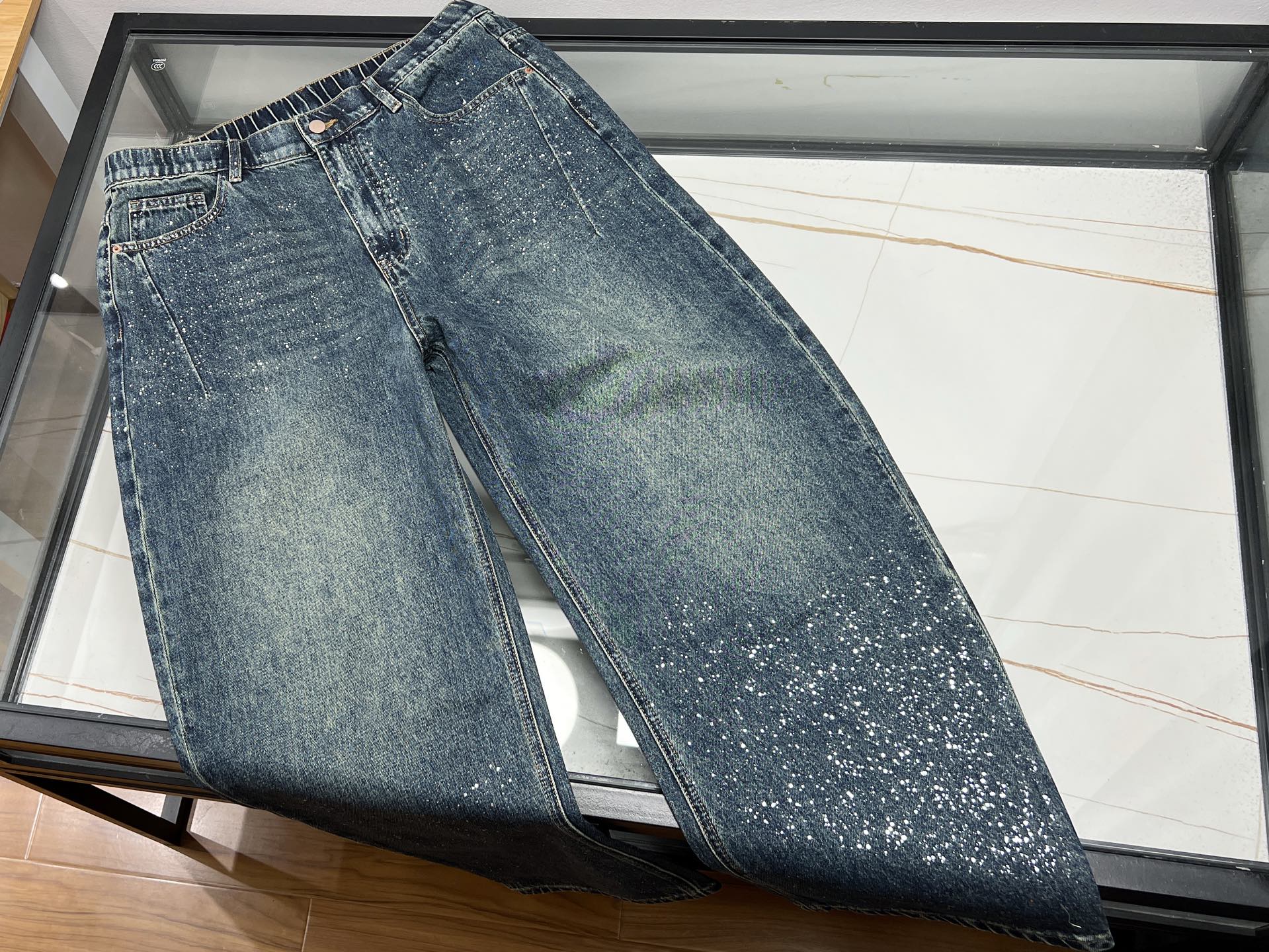 NO:637189,-25SS————Beaded denim casual pants are a high-gloss item that lights up the streets!  When classic denim meets dazzling perm beads, these jeans instantly become the focus of the eye. The three-dimensional tailoring outlines the smooth leg shape, and the high-waist design cleverly elongates the proportions. Every step is stepped on with a confident rhythm. The washing process gives the fabric a retro texture, and the addition of elastic fiber makes the movement unrestricted. From morning commuting to night party, you can easily switch between multiple scenes.  The permed beads embellished on the pants are scattered like stars, reflecting the smart light in the sun, injecting exquisite details into the overall look. Metal fasteners and three-dimensional stitching strengthen the tough silhouette, and the multi-pocket design takes into account both practicality and workwear aesthetics. Whether paired with a simple white T to show a casual attitude, or layered with a shirt to show a sophisticated charm, it can be perfectly adapted and become a 'universal match' that will never be missing in the wardrobe.  The environmentally friendly dyeing process ensures long-lasting and bright colors, the wear-resistant fabric can withstand the polishing of time, and the persistent pursuit of quality is hidden in the details. Wear it and make every step a personal statement - not deliberate, but dazzling enough. Available now in blue XS-S-M-L, men's clothing, jeans, shirts, alexander wang19860909-25SS————烫珠牛仔休闲裤点亮街头的高光单品！ 当经典丹宁邂逅璀璨烫珠,这条牛仔裤瞬间成为视觉焦点.立体剪裁勾勒出流畅腿型,高腰设计巧妙拉长比例,每一步都踩着自信的节奏.水洗工艺赋予面料复古质感,弹力纤维的加入让活动毫无束缚感,从晨间通勤到夜晚聚会,轻松切换多重场景. 裤身点缀的烫珠如星河洒落,在阳光下折射出灵动光芒,为整体造型注入精致细节.金属扣件与立体缝线强化硬朗轮廓,多口袋设计兼顾实用性与工装美学.无论是搭配简约白T展现随性态度,还是叠穿衬衫演绎轻熟魅力,它都能完美适配,成为衣橱里永不缺席的「万能搭子」. 环保染色工艺确保色彩持久鲜亮,耐磨面料经得起时光打磨,细节处藏着对品质的执着追求.穿上它,让每一步都成为个性宣言——不刻意,却足够耀眼. 现货发售蓝色XS-S-M-L,男装,jeans,shirts,alexander wang,Women's clothing