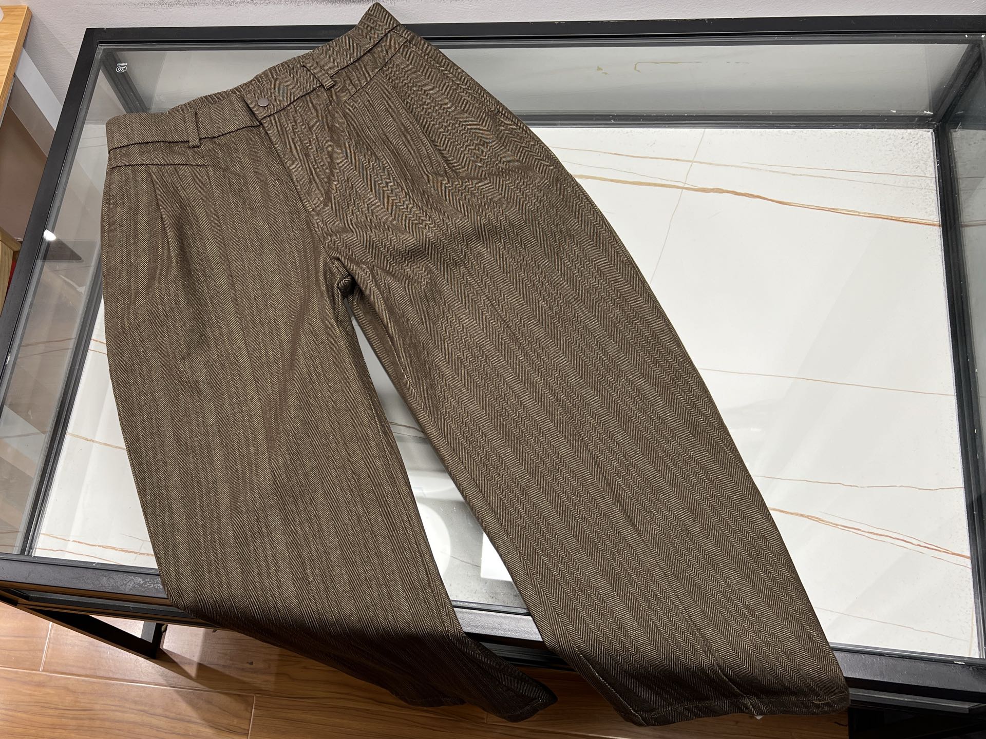 NO:637191,-25SS————The perfect fusion of luxury and quality in gold thread couture trousers. This gold thread couture trousers is the pinnacle of fashion and craftsmanship. It is made of high-quality fabrics, soft and smooth to the touch, and has excellent breathability, bringing all-day comfort. Its unique feature is the clever integration of gold thread, which shines with a low-key and luxurious light under the light, adding a sense of sophistication and luxury to the trousers.  The high-end craftsmanship gives it an impeccable fit, accurately fits the body curve, modifies the leg shape, and shows a straight figure. Every detail has been carefully crafted, from exquisite stitching to elegant pocket design, all demonstrating excellent quality. Wearing it, whether it is a business negotiation or an important social occasion, can instantly make you the focus, confidently and calmly showing your unique charm. Available now in brown color XS-S-M-L, Bottega Veneta - Clothing, Bottega  veneta,alexander wang19860909-25SS———金丝线高定西裤奢华与品质的完美融合这条金丝线高定西裤,是时尚与工艺的巅峰之作.精选上乘面料,触感柔软顺滑,透气性极佳,带来全天候的舒适体验.其独特之处在于巧妙融入金丝线,在光线下闪烁着低调而奢华的光芒,为西裤增添了精致感与高级感. 高定工艺赋予它无可挑剔的版型,精准贴合身体曲线,修饰腿型,尽显挺拔身姿.每一处细节都经过精心雕琢,从精致的缝线到考究的口袋设计,无不彰显着卓越品质.穿上它,无论是商务洽谈还是重要社交场合,都能让你瞬间成为焦点,自信从容地展现独特魅力. 现货发售咖啡色XS-S-M-L,葆蝶家-服装,bottega veneta,alexander wang,Women's clothing