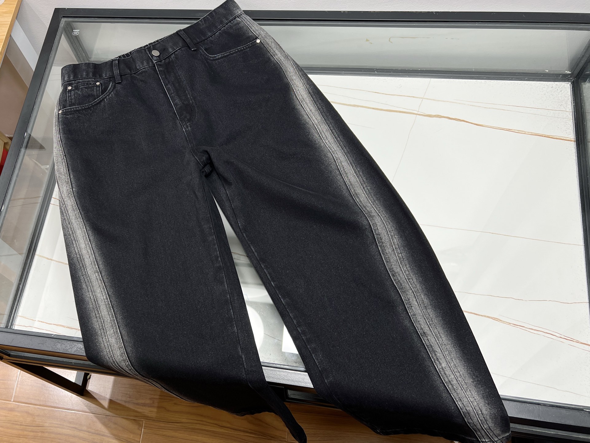 NO:637214,-25SS——Metal through-line black cow high-definition jeans, with 24K pure gold-plated buttons and YKK pure copper zippers as the core details. The metallic luster and pure black denim collide to create a low-key luxury feel. The waistband is embedded with elastic technology and hand-stitched clavicle chain decoration, which not only improves comfort but also strengthens the visual hierarchy. The trousers are made of specific high-end knitted fabrics and treated with anti-fading technology. , does not deform or fade after being washed for a long time, and with the three-dimensional tailoring of small-leg pants, it accurately modifies the leg lines and has a significant slimming and heightening effect. The metal through-line design runs through the trousers seam, and the looming metallic luster breaks the dull blackness and becomes the finishing touch. Whether it is paired with a simple white T or a business shirt, it can be easily worn. It is a must-have item in the wardrobe of men who pursue quality and design. Ready to ship black XS-S-M-L, Bottega Veneta-clothing,bottega veneta,jeans,shirts,gold plating,alexander wang19860909-25SS———金属贯穿线黑牛高定牛仔裤,以24K纯金镀金纽扣与YKK纯铜拉链为核心细节,金属光泽与纯黑丹宁碰撞出低调奢华感.腰头内嵌橡筋工艺与手缝锁骨链装饰,既提升舒适度又强化视觉层次.裤身采用特定高端针织面料,经防褪色工艺处理,久洗不变形褪色,配合立体剪裁的小脚裤型,精准修饰腿部线条,显瘦显高效果显著.金属贯穿线设计贯穿裤缝,若隐若现的金属光泽打破纯黑沉闷,成为点睛之笔.无论是搭配简约白T还是商务衬衫,均能轻松驾驭,是追求品质与设计感的男士衣橱必备单品. 现货发货黑色XS-S-M-L,葆蝶家-服装,bottega veneta,jeans,shirts,gold plating,alexander wang,Women's clothing