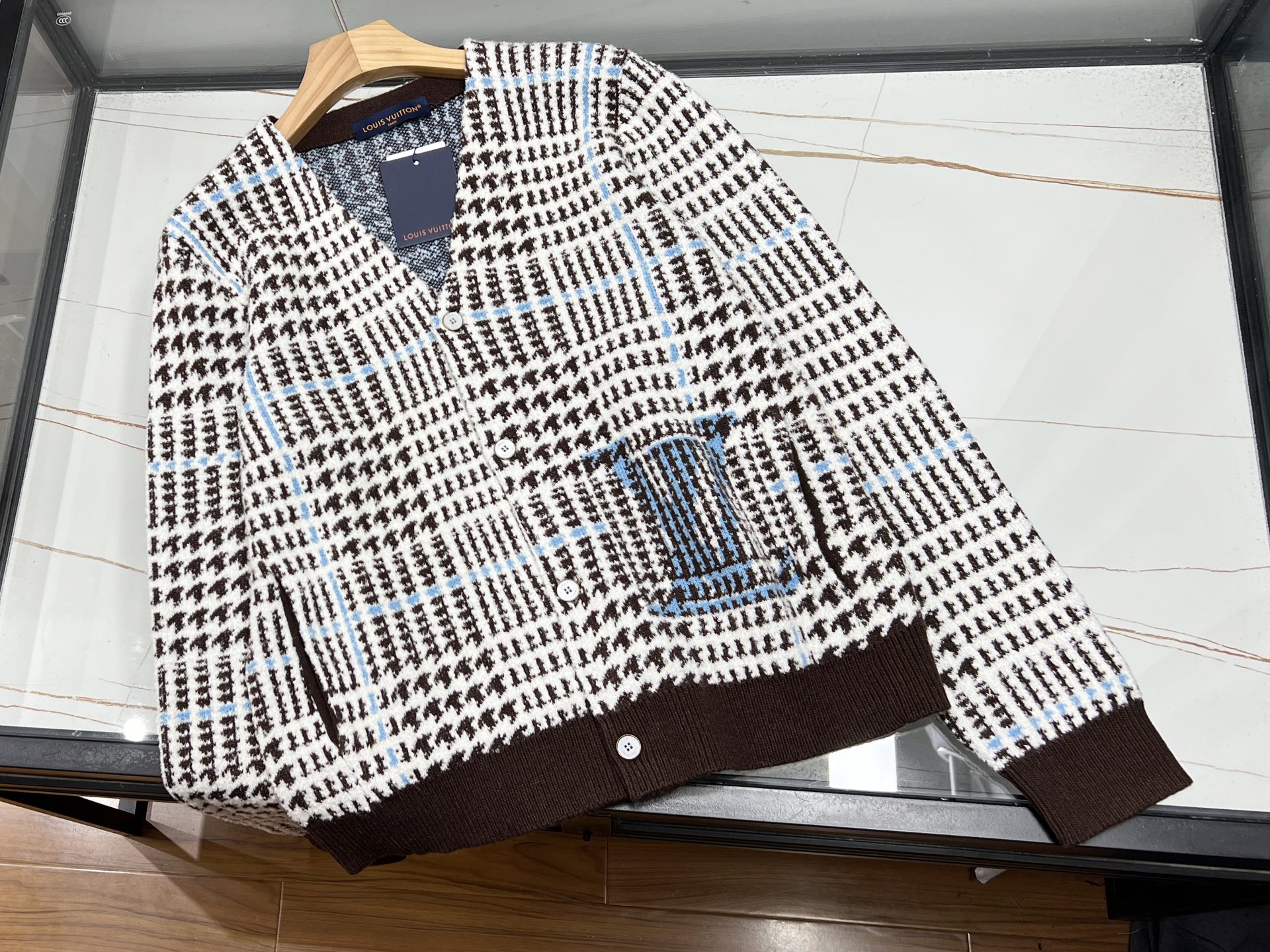 NO:637202,-25SS-————Jacquard embroidered cardigans for men and women, a perfect blend of tradition and fashion. This jacquard embroidered cardigan for men and women cleverly combines traditional craftsmanship with modern aesthetics. The exquisite jacquard pattern on it, with delicate and smooth lines, seems to tell an ancient story, and every texture demonstrates the craftsman’s exquisite skills. The embroidery part is the finishing touch, with vivid flowers and birds, and smart cloud patterns, adding a rich artistic flavor to the cardigan.  The fabric is soft and skin-friendly, making it comfortable to wear. The style is simple and elegant, and can be easily worn with casual pants or skirts. The same design for men and women is suitable for couples to show a sweet atmosphere; it can also be worn with family and friends to share warm times. Wearing it, you feel like traveling through time, feeling the unique charm of traditional culture, and standing out in the modern trend. Available in stock in beige S-19860909-25SS-————提花刺绣男女开衫传统与时尚的完美交融 这款提花刺绣男女开衫,将传统工艺与现代审美巧妙结合.其上精美的提花图案,线条细腻流畅,似在诉说着古老的故事,每一处纹理都彰显着匠人的精湛技艺.刺绣部分更是点睛之笔,栩栩如生的花鸟、灵动的云纹,为开衫增添了浓郁的艺术气息. 面料柔软亲肤,穿着舒适自在.款式简约大方,无论是搭配休闲裤还是裙子,都能轻松驾驭.男女同款的设计,既适合情侣穿着,展现甜蜜氛围；也可与家人、朋友同穿,共享温馨时光.穿上它,仿佛穿越时光,感受传统文化的独特魅力,又能在现代潮流中脱颖而出. 现货发售米色S- XL,路易威登-服装,louis vuitton,skirts,alexander wang,Women's clothing