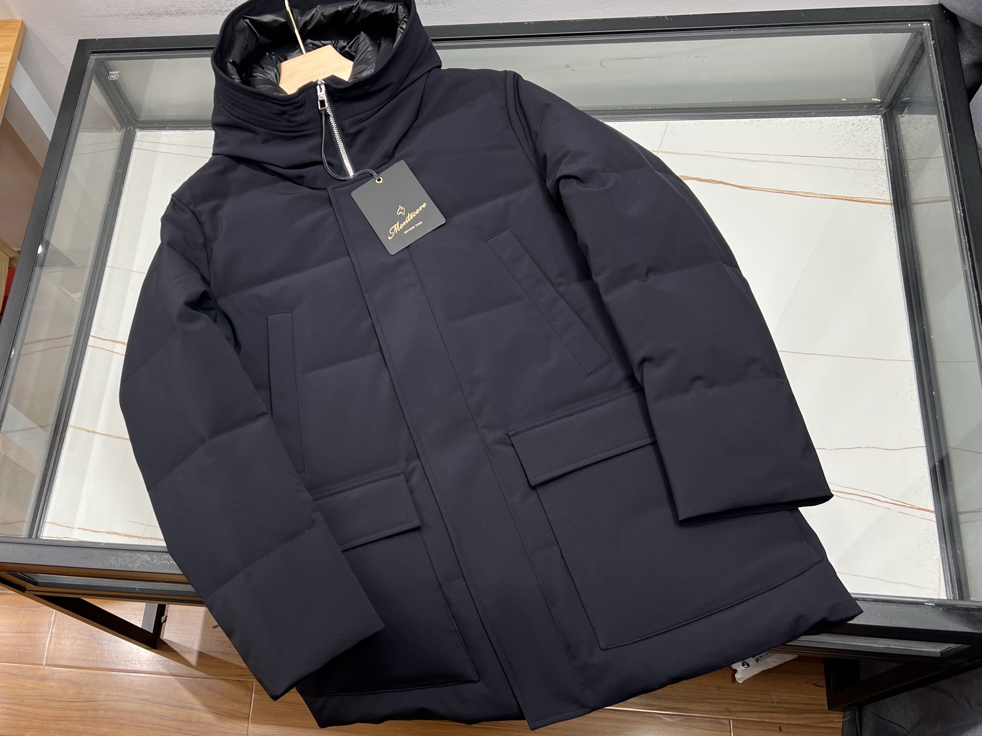 NO:637190,-25SS highly recommended!  Genuine authorized MONTECORE ultra-lightweight down wool long coat. A down brand of the same level as moncler in Italy. This coat is made of Japan's first high-tech fabric. It is a down jacket for royalty and nobles. It must be the first choice for men every year!  The best heavy wool down jacket of the year!  Authentic and authorized!  Sell ​​without worries!  This is the only genuine authorized down jacket that dares to compete with anyone. Sincere customers are welcome to send private messages to read the authorization letter!  An impeccable down jacket from Italy's top luxury brand Montecore!  Only after I bought it did I realize how good it is!  The gall-free fabric is directly made of 800-fill down, and the weight of the garment is directly light, making the upper body comfortable and without a sense of pressure. Without multiple layers of gall fabric, the lightness cannot be improved!  Adopting the bold and straight-through method, none of the domestic fabrics can meet the standards. The density and fineness of the warp and weft yarns at the bottom of the cloth can only be achieved by fabrics from Germany, Italy, and Japan. The 800-pound imported white goose down is like a cloud attached to it!  It's as light as weight and at the same time, it can keep warm and keep out the cold!  It is made of Italian Solis fabric. It is lightweight and wrinkle-free, which makes the vest more crisp and perfect. The inside is still filled with Qiqihar's top-quality goose down (165-185 grams). The Korean thick thread on the hem further enhances the casual look. An easy winter matching item that is super stylish in the car and in the car.  When a customer wears a Montecore down jacket, it means not only a simple way of dressing elegantly, but also allowing the clothes with artisan details to breathe in the cold winter, just like a tailor-made wool long down jacket!  Ready for sale black/grey 48-50-52-54, men's clothing, jackets & coats, down jacket, alexander wang19860909-25SS重磅推荐！正品授权MONTECORE 超轻巧羽绒羊毛长外套 在意大利与moncler同一档次的羽绒品牌 此款外套采用日本第一织物高科技面料款羽绒外套皇室贵族,男士每年必入首选！ 本年度最佳重磅羊毛羽绒服！正品授权！卖货无忧！这是唯一一款敢PK任何人的正品授权羽绒服,欢迎诚意客户私信看授权书！无可挑剔的一款羽绒服,来自意大利顶级奢华品牌Montecore！入手之后才发现有多好！无胆布直冲800蓬羽绒,成衣重量直达轻盈,上身舒适感兴趣压力感.没有了多层胆布,轻盈感无以加复！采用无胆直冲的方式,国产面料无一能达标,布底经纬纱的密度和细度,只有德国意大利日本面料方能达到.800蓬的进口白鹅绒,犹如云朵附体！轻若无物的同时,又能保证其保暖御寒性！ 采用意大利索利思面料 轻巧 不会皱的特性更能吧背心的挺括完美的演绎 内里依旧填充齐齐哈尔顶级鹅绒（165-185克）下摆韩国粗螺纹更将休闲烘托的玲离尽致 一件轻松冬季搭配单品 开车室内都超有型 当一位客人身穿Montecore羽绒服,这意味着不仅是简洁方式穿出优雅,更是在冰冷冬日里,让工匠细节的衣服随之呼吸,犹如量身定做一般如影随形羊毛长羽绒外套！ 现货发售黑色/灰色48-50-52-54,男装,jackets & coats,down jacket,alexander wang,Women's clothing