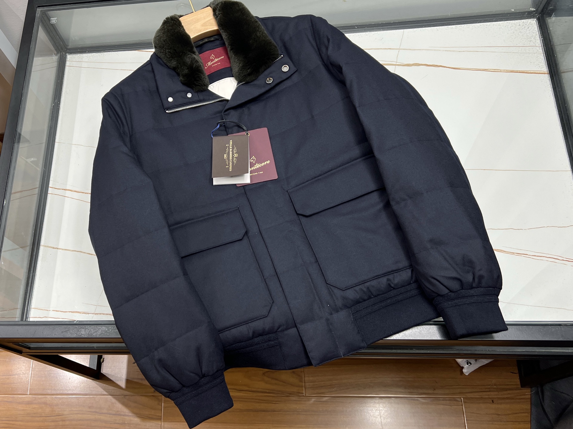 NO:637213,-25SS——Authorized agent for authentic Montecore wool and rabbit fur business jackets! As an Italian high-end niche brand, Montecore has been famous for its innovative designs that combine traditional aesthetics and street elements since 1996. Its 2025 autumn and winter business jacket series uses Japanese Teijin brand high-count wool and German technical fabrics. The lining is made of removable natural rabbit fur, which is both lightweight and cold-resistant. The classic oversize tailoring with stand-up collar design is suitable for business and casual scenes, and looks high-end when worn alone or layered. The brand's authorized agent channels strictly control quality. Each jacket has passed the Italian local craftsmanship and quality control system to ensure a crisp fit and precise stitching. Some models exclusively for the Asian market use rabbit fur collar double-sided technology, which improves warmth by 30%! Deposit required! Spot sale two colors 48-54, men's clothing, jackets & coats, alexander wang19860909-25SS———授权代理正品Montecore羊毛兔毛商务外套！ Montecore作为意大利高端小众品牌,自1996年起便以融合传统美学与街头元素的创新设计著称.其2025年秋冬商务外套系列,精选日本帝人牌高支羊毛与德国科技面料,内衬采用可拆卸天然兔毛,兼顾轻量化与抗寒性能.经典大廓形剪裁搭配立领设计,适配商务休闲场景,单穿或叠搭均显高级质感.  品牌授权代理渠道严格把控品质,每件外套均通过意大利本土工艺与品控体系,确保版型挺括、缝线精密.部分亚洲市场专供款采用兔毛领双面呢技术,保暖性提升30！必入款！ 现货发售二色48-54,男装,jackets & coats,alexander wang,Women's clothing