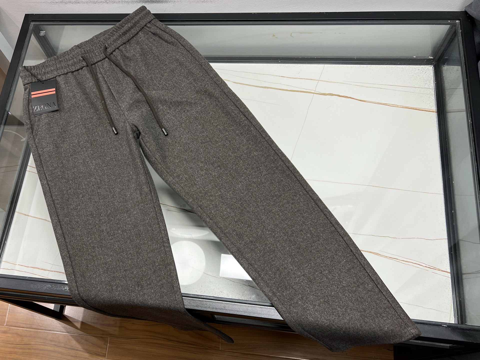 NO:637207,-25SS——Wool simple classic casual wool pants, a must-have for winter warmth. These wool pants are a classic choice for winter wardrobes. They are made of high-quality wool fabrics, soft and delicate to the touch, warm and comfortable to wear close to the body, and effectively resist cold invasion. The simple design style, without too many complicated decorations, is full of grandeur and elegance. Whether it is paired with a casual top or a formal jacket, it can be easily worn.  The trousers are tailored to fit, which can subtly modify the leg lines and make the legs look straighter and slender. The classic color selection is low-key yet stylish, suitable for various occasions. It can add a sense of calmness and confidence to you for daily outings, commuting to work or gatherings with friends, allowing you to stay fashionable and warm in the cold season. Available now in three colors XS-S-M-L, men's clothing, jackets & coats, alexander wang19860909-25SS———羊毛简约经典休闲羊毛裤,冬日温暖必备这款羊毛裤堪称冬日衣橱的经典之选.精选优质羊毛面料,触感柔软细腻,贴身穿着温暖又舒适,有效抵御寒冷侵袭.简约的设计风格,没有过多繁杂的装饰,却尽显大气与优雅,无论是搭配休闲上衣还是正式外套,都能轻松驾驭. 裤型剪裁合身,能够巧妙修饰腿部线条,让双腿看起来更加笔直修长.经典的颜色选择,低调而不失格调,适合各种场合穿着.日常出街、工作通勤或是朋友聚会,它都能为你增添一份从容与自信,让你在寒冷季节也能保持时尚与温暖. 现货发售三色XS-S-M-L,男装,jackets & coats,alexander wang,Women's clothing