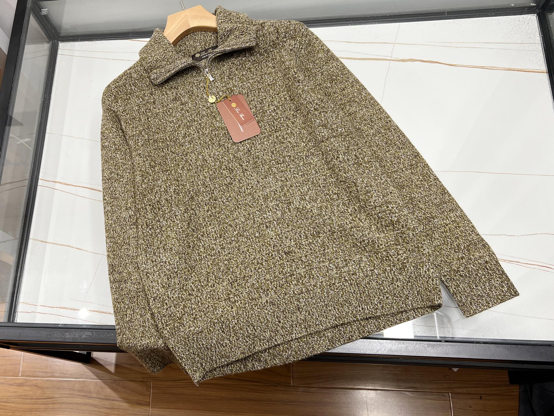 NO:637201,-25SS————LP anti-authentic wool zipper sweater is the perfect fusion of fashion and comfort. The LP anti-authentic wool zipper sweater is a treasure item in the autumn and winter wardrobe. It is made of high-quality anti-authentic wool fabric, which has a soft and delicate touch. Its thermal performance is comparable to that of real wool, but it does not have the troubles of pilling and hard care of real wool. It is very worry-free for daily wear and cleaning.  The zipper design is the finishing touch of this sweater. It is not only easy to put on and take off, but also allows you to flexibly adjust the size of the collar to create a variety of styles. Open the zipper for a casual and casual look; zip it up for warmth and smartness. The simple style is classic and versatile, whether it is worn with jeans to show casual vitality or with suit pants to show your sophistication in the workplace, it can be easily controlled, allowing you to be confident and outstanding in different occasions. Available now in two colors XS-S-M-L, men's clothing, loro  piana,jeans,sweaters,business suit,alexander wang19860909-25SS————LP防真羊毛拉链毛衣衫时尚与舒适的完美融合LP防真羊毛拉链毛衣衫,是秋冬衣橱的宝藏单品.它采用高品质防真羊毛面料,触感柔软细腻,保暖性能媲美真羊毛,却无真羊毛易起球、难打理的烦恼,日常穿着与清洁都超省心. 拉链设计是这款毛衣的点睛之笔,不仅穿脱便捷,还能灵活调节领口大小,打造多样风格.敞开拉链,随性洒脱；拉上拉链,温暖又显干练.简约的款式经典百搭,无论是搭配牛仔裤展现休闲活力,还是配西装裤凸显职场干练,都能轻松驾驭,让你在不同场合都能自信出彩. 现货发售二色XS-S-M-L,男装,loro piana,jeans,sweaters,business suit,alexander wang,Women's clothing