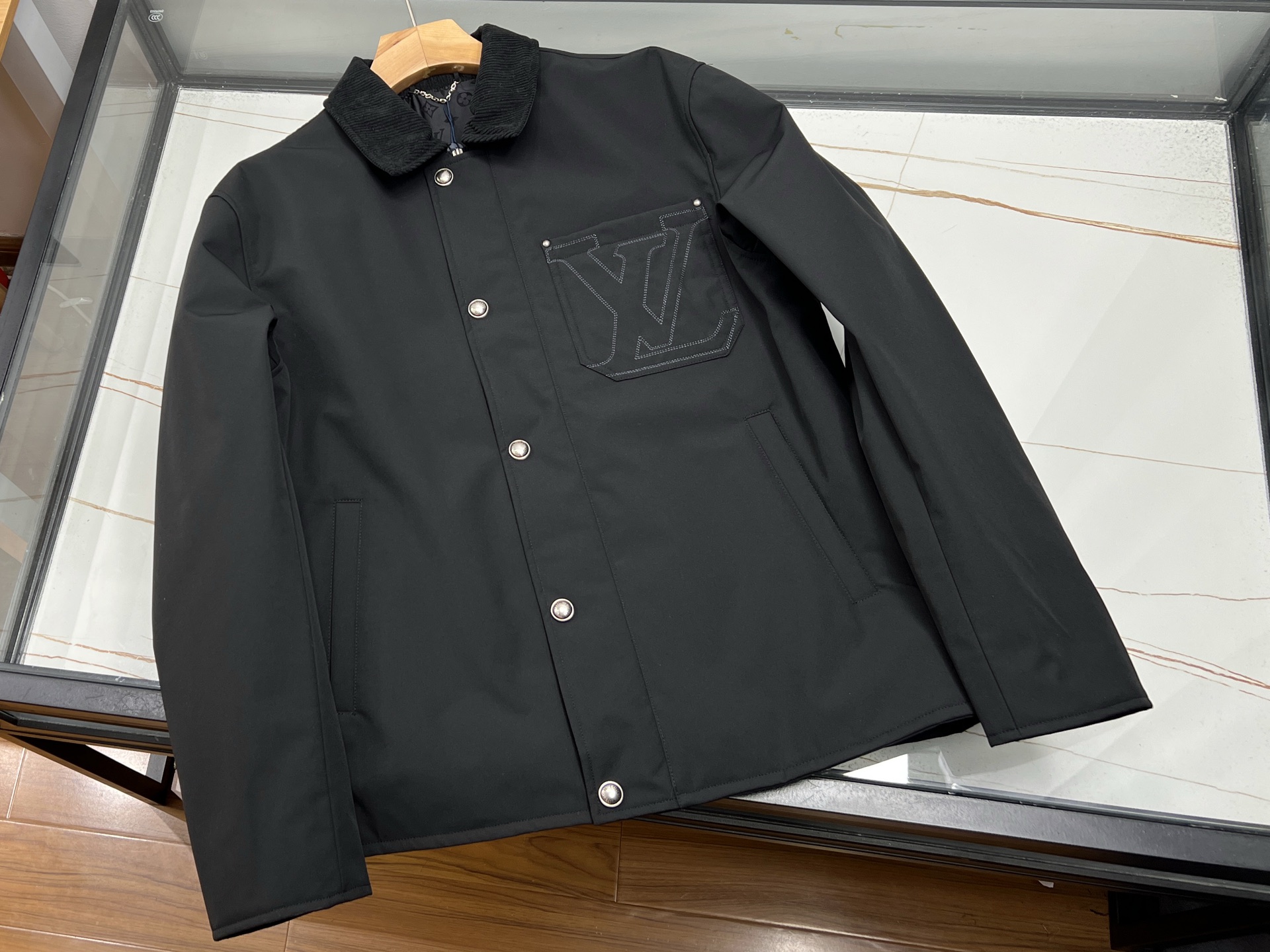 NO:637188,-25SS——-Fashionable casual jacket made of cotton with letters embroidered on the chest, unlocking the code for casual wear. This fashionable casual jacket is made of high-quality cotton, soft and skin-friendly, has good breathability, and can be worn freely and without burden. The classic version design is not picky about the body shape and is tolerant. It can be easily controlled whether it is a slim or loose style.  The exquisite letter embroidery on the chest is the finishing touch. It outlines the unique personality stitch by stitch, adding a sense of fashion and artistic atmosphere to the whole. The color combination is harmonious and eye-catching. It is suitable for daily outings, paired with jeans and sports pants, showing casualness; it can also be worn with a shirt or casual trousers in slightly more formal occasions to create a different style. With it, you can easily start a journey of diverse outfits and become the focus of street fashion. Black S-XL, Louis Vuitton - Clothing, Louis  vuitton,jeans,jackets & coats,shirts,alexander wang19860909-25SS———胸前字母刺绣棉时尚休闲外套,解锁随性穿搭密码 这款时尚休闲外套,以优质棉料打造,触感柔软亲肤,透气性佳,穿着自在无负担.经典的版型设计,不挑身材,包容性强,无论是修身还是宽松的穿搭风格都能轻松驾驭. 胸前精致的字母刺绣是点睛之笔,一针一线勾勒出独特个性,为整体增添了几分潮流感与艺术氛围.颜色搭配和谐且亮眼,既适合日常出街,搭配牛仔裤、运动裤,展现休闲随性；也能在稍正式场合,内搭衬衫,搭配休闲西裤,营造别样风格.拥有它,轻松开启多样穿搭之旅,成为街头时尚焦点. 现货发售黑色S-XL,路易威登-服装,louis vuitton,jeans,jackets & coats,shirts,alexander wang,Women's clothing