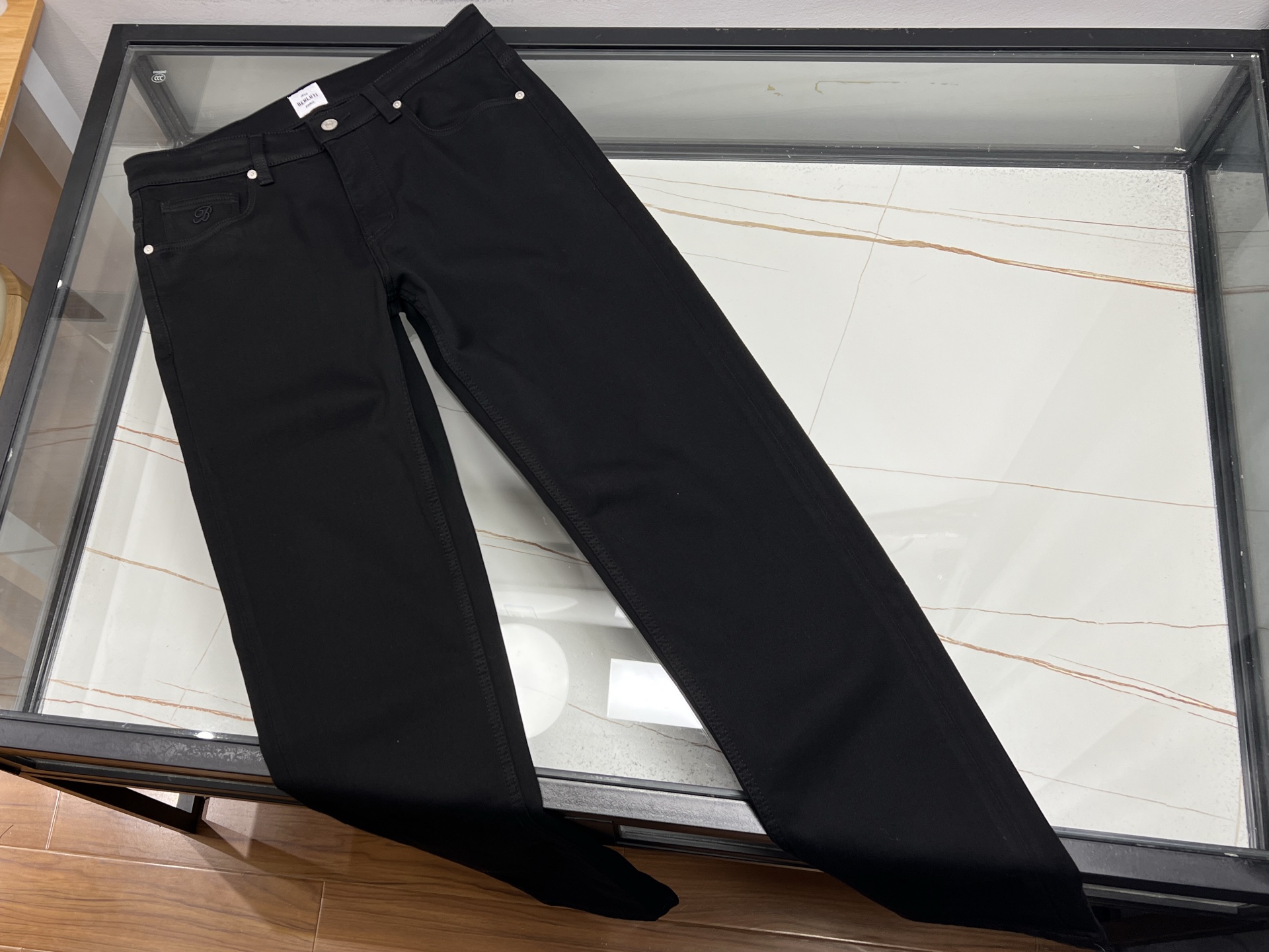 NO:637159,-25SSS——BUT a must-have for autumn and winter!  Simple black old money style jeans, unlocking a high-end look. How can your autumn and winter wardrobe be without these black old money style jeans!  Classic black, with its own low-key luxury temperament, perfectly interprets the relaxation and elegance of old money style. The simple design does not have too many complicated decorations, but uses neat lines to outline slender legs, making you appear slimmer and taller.  The fabric has a great texture, is thick and warm, and can easily withstand the coldness of autumn and winter. It also maintains good breathability, making it comfortable and not stuffy to wear. Whether paired with a soft sweater to create a lazy and casual style, or with a refined suit jacket to create a smart and elegant style, it can be easily adapted, allowing you to easily become the center of attention on the streets in autumn and winter, showing your unique taste and fashion style.  Ready for sale black 31-32-33-34-36-38-40-42, men's clothing, jeans, jackets & coats, sweaters, business suit, alexander wang19860909-25SSS———BUT秋冬必备！简约黑色老钱风牛仔裤,解锁高级感穿搭 秋冬衣橱怎能少了这条黑色老钱风牛仔裤！经典黑色,自带低调奢华气质,完美诠释老钱风的松弛与贵气.简约设计,没有过多繁杂装饰,却凭借利落线条勾勒出修长腿型,显瘦又显高. 面料质感超棒,厚实保暖,抵御秋冬寒意不在话下,同时保持良好透气性,穿着舒适不闷热.无论是搭配柔软毛衣,打造慵懒随性风；还是配上精致西装外套,营造干练优雅范,它都能轻松适配,让你在秋冬街头轻松成为焦点,尽显独特品味与时尚格调. 现货发售黑色31-32-33-34-36-38-40-42,男装,jeans,jackets & coats,sweaters,business suit,alexander wang,Women's clothing