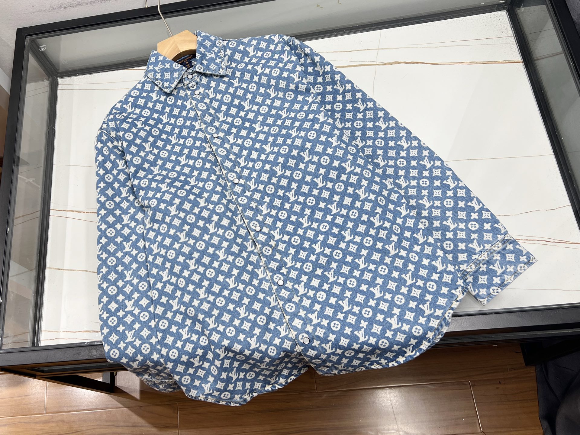 NO:637171,-25SS——Printed blue letter shirt puts the clear sky and personality on the body. When indigo dye and letter printing collide on cotton fabric, a shirt becomes a canvas carrying summer poetry. The refreshing sky blue base is like a clear sky kissed by the sun, and the letter printing moves in a jumping posture. It not only retains the versatile attributes of the basic style, but also injects a smart atmosphere into daily wear.  The fabric has been treated with a special washing process and has a pearl-like luster. It feels as soft and light as a cloud, and can be worn with confidence even on sensitive skin. The three-dimensional tailoring reshapes the body curve, and the invisible dark pleat design on the back subtly modifies the waistline. Whether it is a commuting meeting or sitting in a cafe on the weekend, it can have an advanced filter effect. Unbutton two buttons to reveal the collarbone line, or pair it with a silver necklace to instantly unlock the effortless fashion sense.  The design of the letter print hides a trick - the low-saturation Morandi tone complements the blue base, which is not too ostentatious and can stand out from the crowd. Pair it with light-colored jeans for a refreshing and youthful look. If you change it to suit pants, you will become an urban elite in an instant. The wisdom of wearing one shirt for multiple uses can meet the matching needs all year round.  The most charming thing about this shirt is that it allows the wearer to become a walking story carrier. When the wind blows the corners of the shirt, the letter print seems to be telling a declaration about freedom and attitude, and you have already worn the gentleness and personality of the entire summer on your body. Available in stock blue S-M-L-XL, Louis Vuitton-clothing, louis vuitton, jeans, shirts, business suit, necklace, alexander wang19860909-25SS———印花蓝色字母衬衫把晴空与个性穿在身上 当靛蓝染料与字母印花在棉质面料上碰撞,一件衬衫便成了承载夏日诗意的画布.清爽的天蓝色基底如同被阳光亲吻过的晴空,字母印花以跳跃的姿态游走其间,既保留了基础款的百搭属性,又为日常穿搭注入灵动气息.  面料经过特殊水洗工艺处理,泛着珍珠般的光泽,触感如云朵般柔软轻盈,敏感肌也能安心穿着.立体剪裁重塑身形曲线,后背隐形暗褶设计巧妙修饰腰线,无论是通勤会议还是周末咖啡馆小坐,都能自带高级滤镜效果.解开两颗纽扣露出锁骨线条,或是搭配一条银质项链,瞬间解锁不费力的时髦感.  字母印花的设计藏着小心机——低饱和度的莫兰迪色调与蓝色基底相得益彰,既不会过于张扬,又能在人群中脱颖而出.搭配浅色牛仔裤是清爽少年感,换成西装裤则秒变都市精英,一衫多穿的智慧满足全年搭配需求.  这件衬衫最迷人的地方,在于它让穿着者成为行走的故事载体.当风吹起衣角时,字母印花仿佛在诉说关于自由与态度的宣言,而你,早已把整个夏天的温柔与个性,都穿在了身上. 现货发售蓝的S-M-L-XL,路易威登-服装,louis vuitton,jeans,shirts,business suit,necklace,alexander wang,Women's clothing