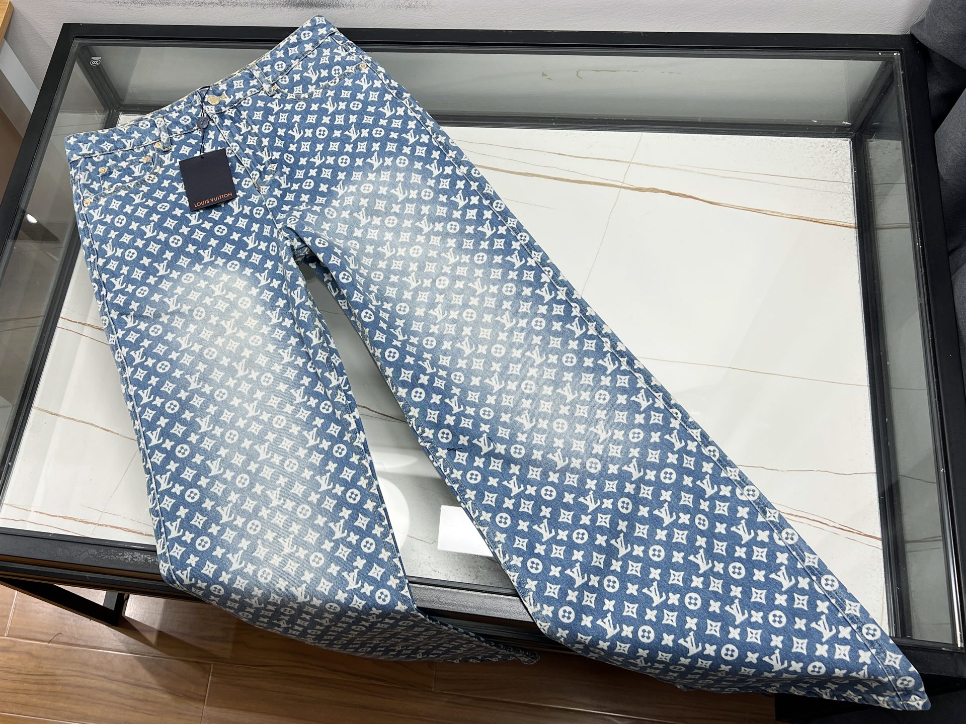 NO:637169,-25SS————Print blue letter jeans are the trend darling in the fashion circle. The deep and classic blue is as mysterious and charming as the night sky, setting a calm tone for the overall look. The letter prints carefully embellished on the pants can either show personality or be playful and cute, instantly breaking the monotony and adding a unique fashion attitude.  It is not only novel in style, but also very versatile. Paired with a simple white T, it can easily create a casual atmosphere; paired with a cool leather jacket, it can instantly switch to street fashion. Whether it is daily outing, friends gathering, or attending a music festival, these printed blue letter jeans can make you the focus of the crowd and show off your charm. Available in stock blue S-XL, Louis Vuitton-clothing, louis vuitton, jeans, leather jacket, alexander wang19860909-25SS————印花蓝色字母牛仔裤,是时尚圈的潮流宠儿.那深邃而经典的蓝色,宛如夜空般神秘又迷人,为整体造型奠定沉稳基调.裤身上精心点缀的字母印花,或张扬个性,或俏皮可爱,瞬间打破单调,增添了独特的时尚态度. 它不仅款式新颖,还十分百搭.搭配简约白T,能轻松营造出休闲随性的氛围；配上酷炫的皮衣,又能瞬间切换成街头潮流风.无论是日常出街、朋友聚会,还是参加音乐节,这条印花蓝色字母牛仔裤都能让你成为人群中的焦点,尽情展现自我魅力. 现货发售蓝色S-XL,路易威登-服装,louis vuitton,jeans,leather jacket,alexander wang,Women's clothing