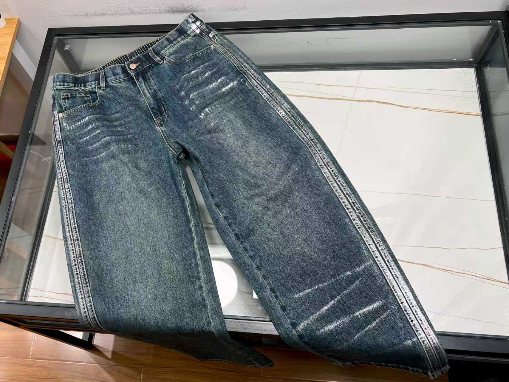 NO:637165,-25SS metal-through blue jeans are the iconic item of denim fashion in 2025. Their design cleverly combines metal elements with classic denim fabrics, showing a unique sense of the future and retro charm. These jeans are often decorated with metal wires, chains or rivets, such as metal wires embedded in straight-leg pants, giving the fabric stiffness and luster;  High-waisted styles are often decorated with metal chain buckles or pockets to enhance the visual sense of hierarchy. Some designs are more unconventional, such as metal breast buttons running through the trousers, combined with loose wide-leg tailoring, creating a cool street atmosphere. The fabrics are mostly made of cotton and ammonia blends to ensure comfort and elasticity, making them suitable for daily wear or trendy looks, making them a popular choice for young people to express their individuality.  Ready for sale blue XS-L, Bottega Veneta-clothing,bottega veneta,jeans,alexander wang19860909-25SS金属贯穿蓝色牛仔裤是2025年牛仔时尚的标志性单品,其设计巧妙融合了金属元素与经典牛仔面料,展现出独特的未来感与复古韵味.这类牛仔裤多采用金属丝、链条或铆钉等装饰,如直筒裤型中嵌入金属丝,赋予面料挺括性与光泽感；高腰款式则常见金属链条腰扣或口袋装饰,提升视觉层次感.部分设计更突破常规,如金属排扣贯穿裤身,结合宽松阔腿剪裁,营造出街头潮酷氛围.其面料多选用棉氨混纺,确保舒适弹力,适合日常穿搭或潮流造型,成为年轻群体彰显个性的热门选择. 现货发售蓝色XS-L,葆蝶家-服装,bottega veneta,jeans,alexander wang,Women's clothing