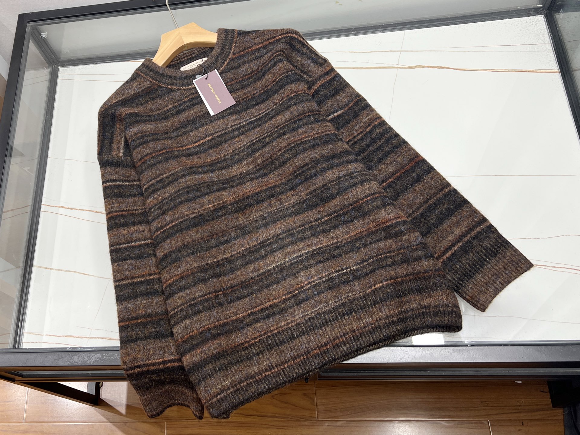 NO:637150,-In the autumn and winter of 2025, fashionable men's and women's wool sweaters have become a must-have item in the wardrobe. These sweaters are mostly made of pure wool or high-proportion wool blends, which are soft and skin-friendly and have excellent warmth retention. The classic intercolor stripe design breaks the monotony of solid colors, and low-saturation colors such as haze blue with light gray, milk tea brown with off-white, etc. are both high-end and  Easy to match. The seamless one-piece garment technology allows the sweater to be worn more snugly against the body without friction. In terms of style, the slightly loose tailoring modifies the body shape, and the half-high collar design keeps warm without being stuffy. It is suitable for seasons with large temperature differences between morning and evening in spring and autumn. Whether paired with a suit jacket or worn alone, it can be easily used in both workplace and leisure situations, showing a low-key fashion taste.  Ready to ship two colors XS-L, men's and women's clothing, jackets & coats, sweaters, business suit, alexander wang19860909-2025年秋冬,间条羊毛时尚男女同款毛衣成为衣橱必备单品.这类毛衣多采用纯羊毛或高比例羊毛混纺,触感软糯亲肤,保暖性极佳.经典间色条纹设计打破纯色单调,低饱和度配色如雾霾蓝配浅灰、奶茶棕配米白等,既高级又易搭配.无缝一体成衣工艺让毛衣贴身穿更服帖,无硌感摩擦.版型上,微宽松剪裁修饰身形,半高领设计保暖不闷热,适合春秋早晚温差大的季节.无论是搭配西装外套还是单穿,都能轻松驾驭职场与休闲场合,展现低调的时尚品味. 现货发货二色XS-L,男装女装,jackets & coats,sweaters,business suit,alexander wang,Women's clothing