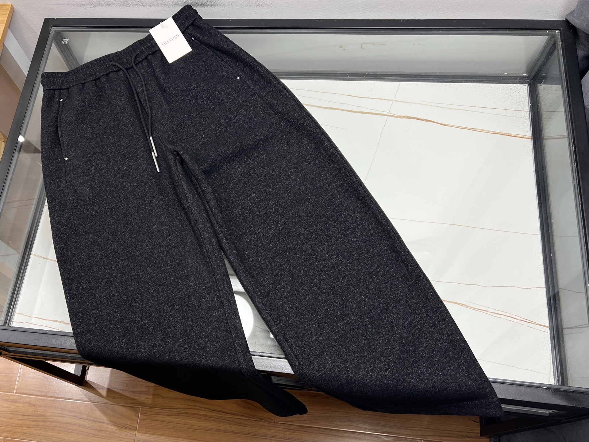 NO:637144,-25SS————Fashionable unisex loose wool trousers, a must-have warm weapon in winter. These woolen fashionable unisex loose wool trousers are simply a treasure item in the winter wardrobe!  It is made of high-quality wool material, soft and skin-friendly, and has excellent thermal insulation performance. It can also keep you tightly wrapped in warmth in cold and windy weather. The loose-fitting design does not matter body shape, so both men and women can wear it freely and move freely without any sense of restraint. The simple and elegant style does not have too many complicated decorations, but it has a sense of fashion. It looks great with sweaters, sweatshirts, and jackets for daily commuting and leisure travel.  With it, you no longer have to shiver in the cold, and you can easily combine style and warmth. This winter, just rely on these wool pants to spend your time warmly and fashionably!  Available in two colors XS-L, Valentino-clothing, valentino, hoodie, sweatshirts, jackets & coats, sweaters, alexander wang19860909-25SS————羊毛时尚男女同款宽松羊毛裤,冬日必备的温暖神器 这条羊毛时尚男女同款宽松羊毛裤,简直是冬日衣橱的宝藏单品！精选优质羊毛材质,柔软亲肤,保暖性能超一流,寒风凛冽的天气里,也能让你被温暖紧紧包裹. 宽松的版型设计,不挑身材,无论男女,穿上都自在随性,活动毫无束缚感.简约大气的款式,没有过多繁杂装饰,却自带时尚感,日常通勤、休闲出游,搭配毛衣、卫衣、外套都超好看. 有了它,再也不用在寒冷中瑟瑟发抖,轻松兼具风度与温度,这个冬天,就靠这条羊毛裤温暖又时尚地度过啦！ 现货发售二色XS-L,华伦天奴-服装,valentino,hoodie,sweatshirts,jackets & coats,sweaters,alexander wang,Women's clothing