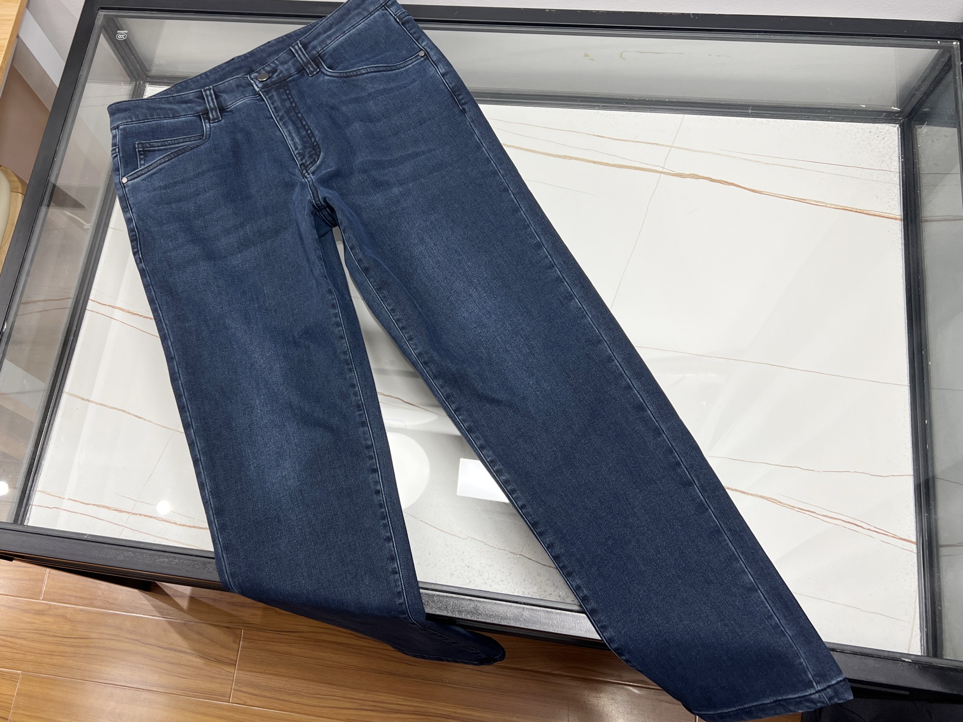 NO:637167,-25SS————This denim washed fashionable and warm jeans perfectly combines classic denim style with practical functions in winter. The denim fabric using environmentally friendly washing technology has a natural distressed texture on the surface, with even fading and low shrinkage, and can maintain a stable shape after long-term wear. The inner layer is compounded with ultra-fine cashmere or thermostatic velvet, which feels as soft as a cloud, has a thermal insulation performance of 30.19, and can effectively insulate  Keep away from the cold air without looking bloated. The high-waisted straight cut is paired with a retro blue washed tone, which not only modifies the waist and hip lines but is versatile and durable. The rolled-up trousers can be worn with Martin boots to create the same winter style as Instagram bloggers. The details are made of Italian B-series elastic technology, allowing the crotch to move more freely, suitable for commuting and daily wear. Some styles also have selvedge denim binding and hand-washed and dyed processes to highlight the craftsmanship.  Ready for sale blue 31-36, men's clothing, boots, jeans, alexander wang19860909-25SS———这款单宁水洗时尚保暖牛仔裤将经典牛仔风格与冬季实用功能完美结合.采用环保水洗工艺的丹宁面料,表面呈现自然做旧纹理,褪色均匀且缩水率低,久穿仍能保持版型稳定.内层复合了超细羊绒或恒温绒,触感如云朵般柔软,保温性能达30.19,能有效隔离冷空气却不显臃肿.高腰直筒剪裁搭配复古蓝水洗色调,既修饰腰臀线条又百搭耐看,卷起裤脚可搭配马丁靴打造ins博主同款冬日造型.细节处采用意大利B系弹力工艺,胯部活动更自如,适合通勤和日常穿着.部分款式还带有赤耳单宁包边和手工洗染工艺,凸显工匠质感. 现货发售蓝色31-36,男装,boots,jeans,alexander wang,Women's clothing